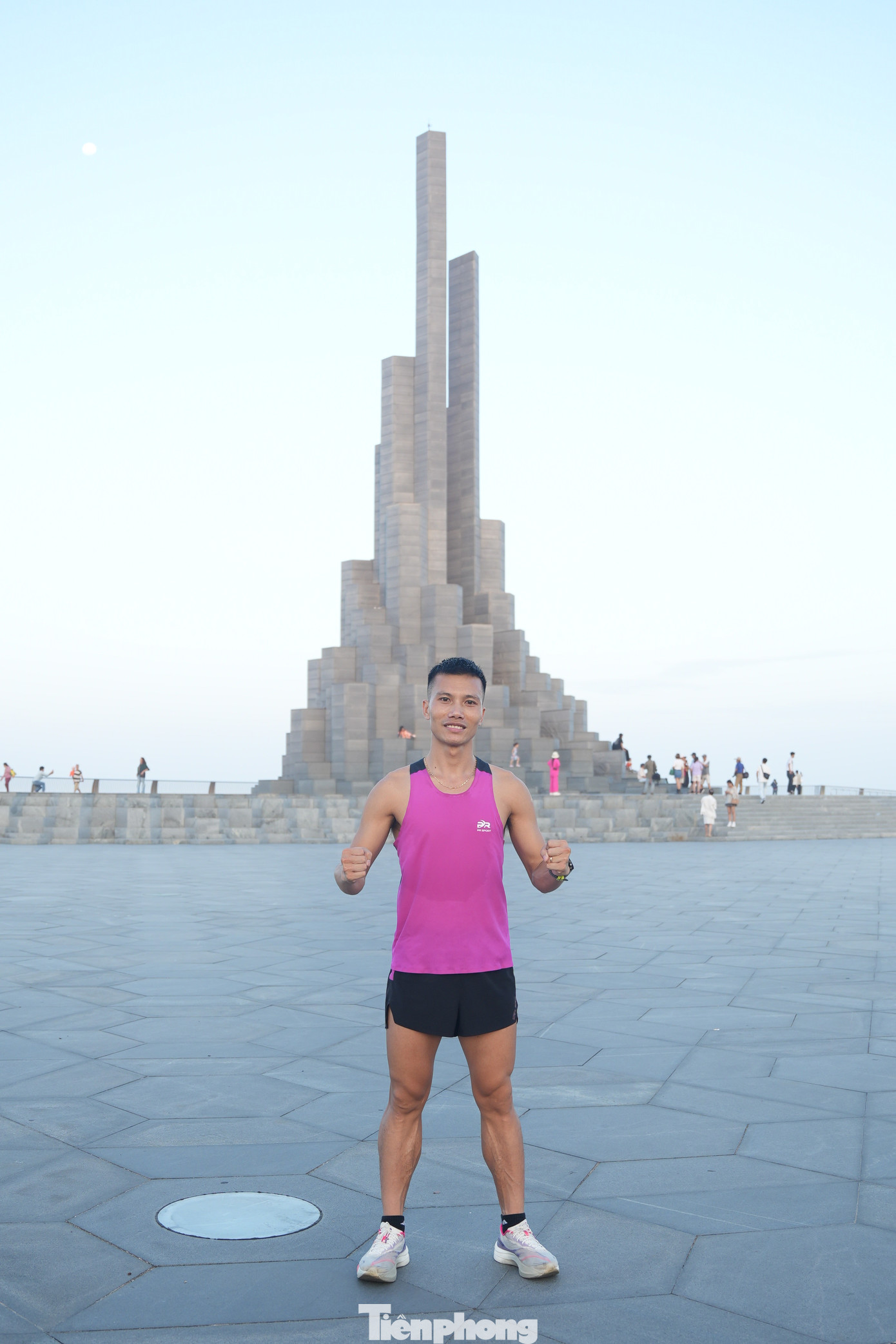 Bằng nỗ lực của mình, Luật mong muốn truyền thông điệp tích cực tới các bạn trẻ. Bằng nỗ lực của mình, Luật mong muốn truyền thông điệp tích cực tới các bạn trẻ.