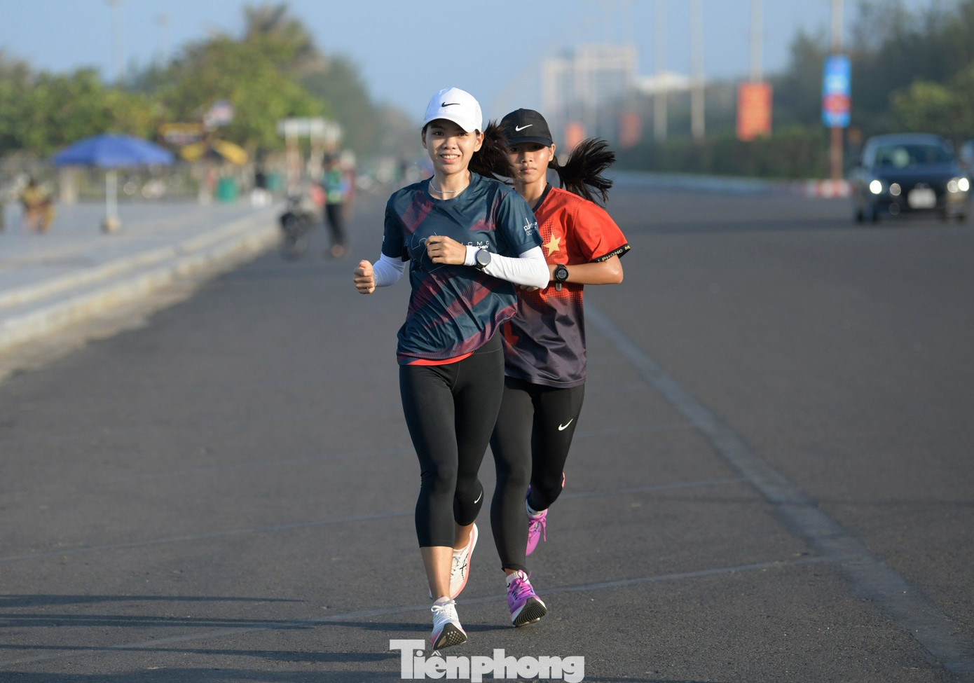 Hoàng Thị Ngọc Hoa (mũ trắng) cũng được kỳ vọng sẽ mang lại thành công cho Bình Phước. Cô đã 5 lần liên tiếp đứng trong tốp 3 nội dung full marathon của Tiền Phong Marathon, bao gồm 2 lần về nhất tại Lý Sơn (2020) và Côn Đảo (2022).