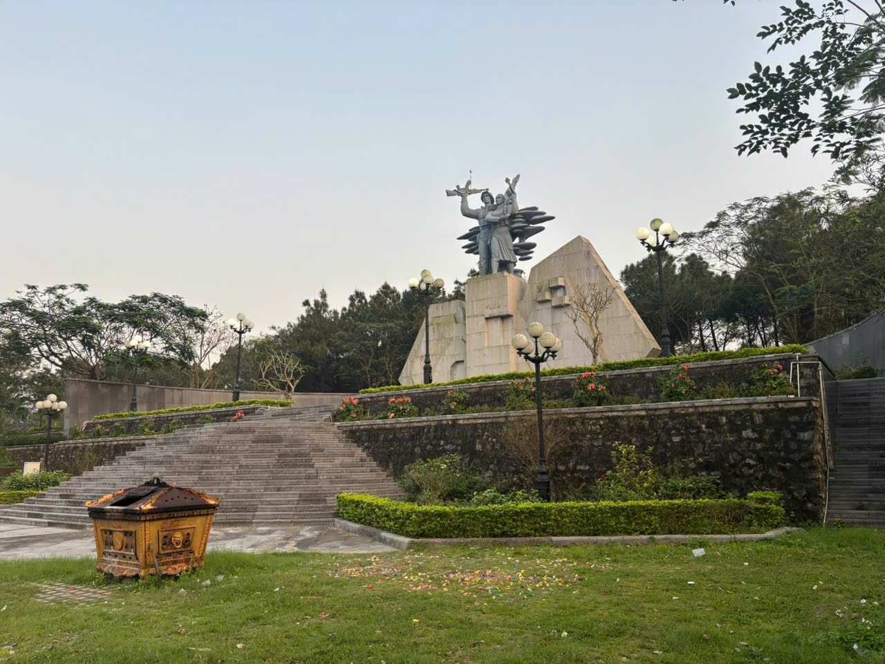 Các Nghĩa trang thể hiện lòng thương nhớ, biết ơn sâu sắc của Đảng và nhân dân ta đối với những người con ưu tú đã hy sinh ở độ tuổi đẹp nhất với những ước mơ và khát vọng đang dang dở, nhằm đổi lấy nền độc lập, tự do cho cả dân tộc.