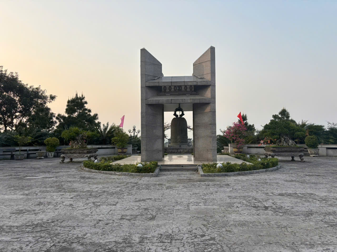 Các Nghĩa trang thể hiện lòng thương nhớ, biết ơn sâu sắc của Đảng và nhân dân ta đối với những người con ưu tú đã hy sinh ở độ tuổi đẹp nhất với những ước mơ và khát vọng đang dang dở, nhằm đổi lấy nền độc lập, tự do cho cả dân tộc.