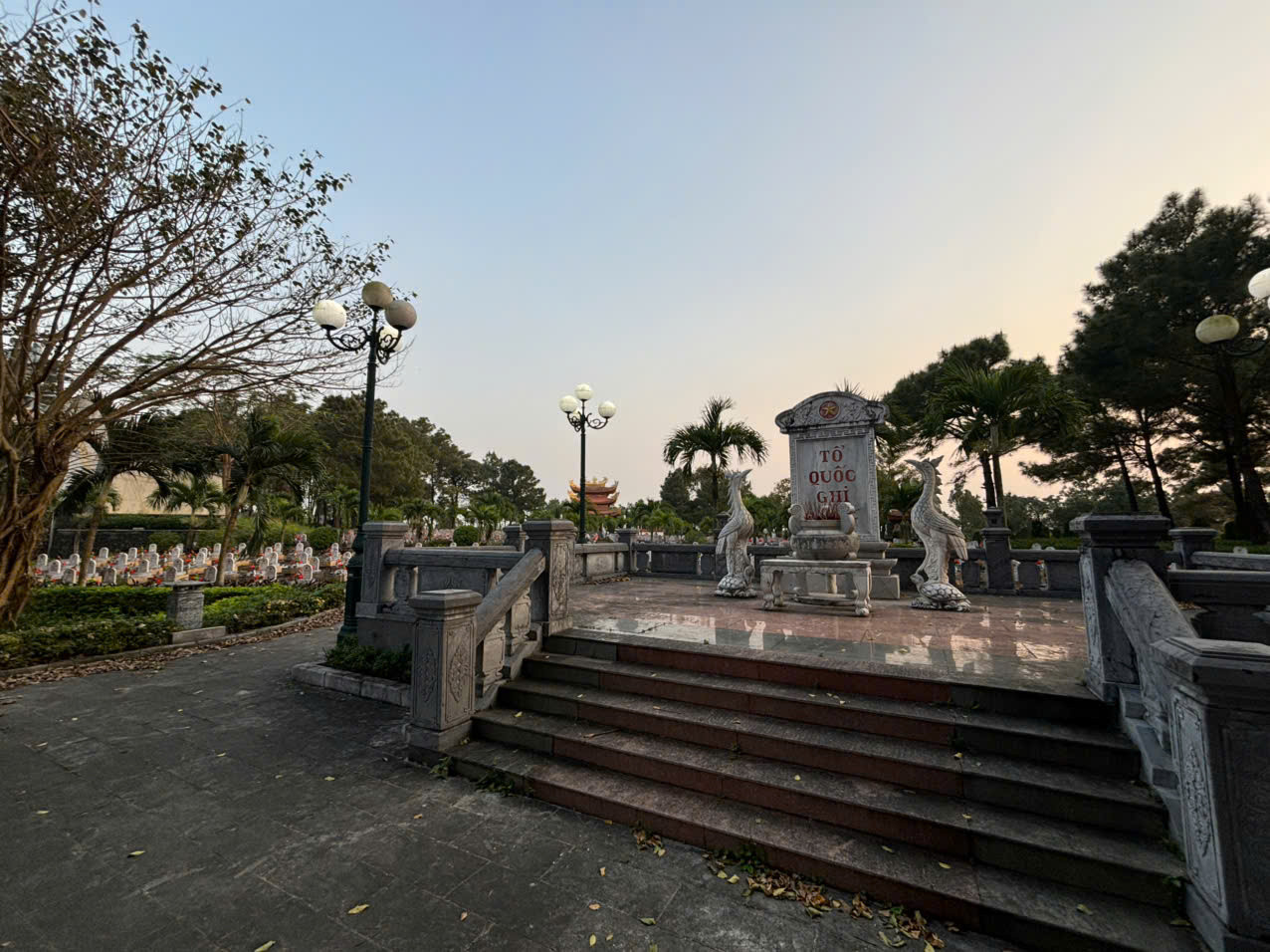 Các Nghĩa trang thể hiện lòng thương nhớ, biết ơn sâu sắc của Đảng và nhân dân ta đối với những người con ưu tú đã hy sinh ở độ tuổi đẹp nhất với những ước mơ và khát vọng đang dang dở, nhằm đổi lấy nền độc lập, tự do cho cả dân tộc.