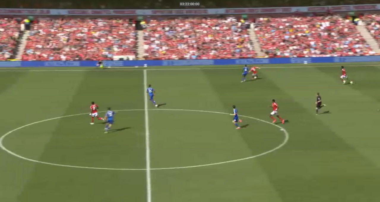 Anthony Elanga đã việt vị rõ ràng, nhưng trọng tài không phất cờ để tình huống tiếp tục.