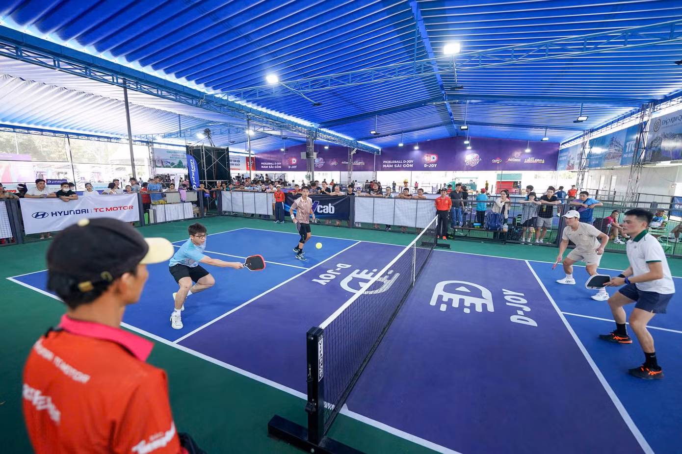 Trước đó, trận chung kết đôi nam phong trào (14 - 34 tuổi) cũng diễn ra vô cùng hấp dẫn. Kết thúc, cặp Nhật Thanh - Minh Chiến đoạt chức vô địch khi đánh bại cặp Sử Phú - Ka Đà Lạt 2-0.