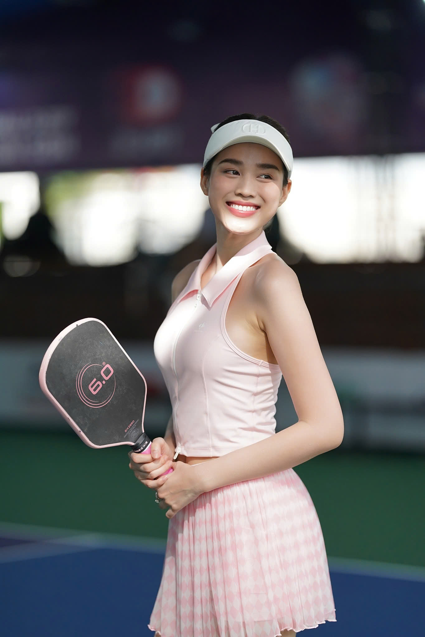 Với vai trò Gương mặt Đại sứ của giải, Hoa hậu Đỗ Thị Hà là một trong những ứng viên sáng giá. Mặc dù vậy, cô hoàn toàn tập trung cho các trận đấu ở nội dung đôi nữ phong trào, tạo nên nhiều pha bóng ấn tượng với các khán giả có mặt ở sân 1, cụm sân Pickleball D-JOY.