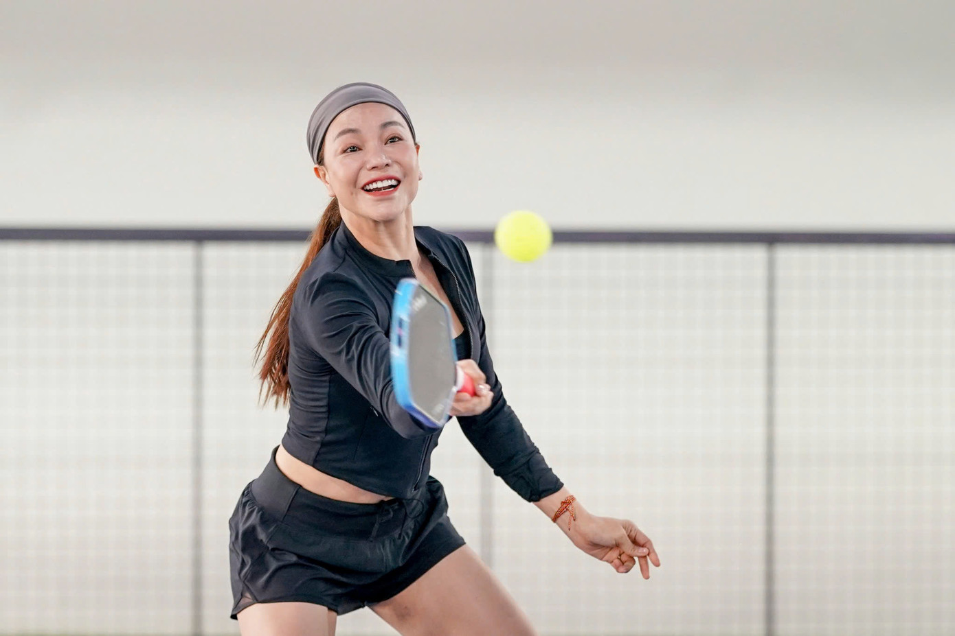 Người mẫu Trà Ngọc Hằng cũng rất thích thú với những trận đấu ở Giải Pickleball Việt Nam - Cúp Hyundai Thành Công 2025, đồng thời thể hiện kỹ năng đáng nể trên sân.