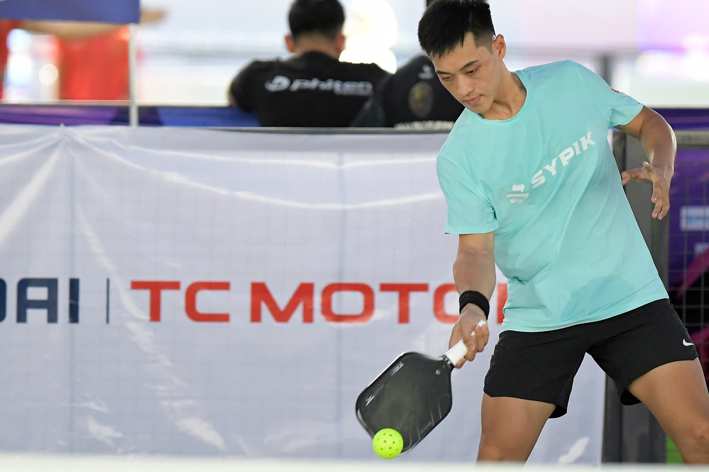 Trương Vinh Hiển là một trong những cái tên nổi bật nhất của Giải Pickleball Việt Nam - Cúp Hyundai Thành Công 2025. Anh liên tiếp mang đến những màn trình diễn đỉnh cao trước khi vào chung kết đơn nam chuyên nghiệp (từ 14-34 tuổi).