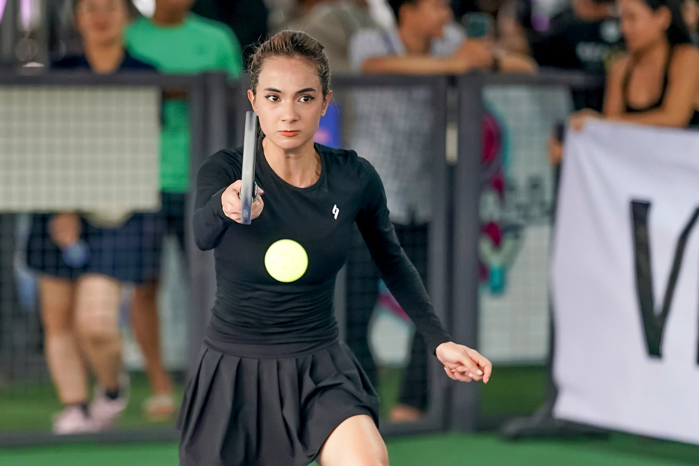 Người đẹp từng lọt vào tốp 5 Miss Universe Vietnam 2023 tham gia nội dung đôi nữ phong trào (từ 14-34 tuổi) cùng với Á hậu Lê Nguyễn Ngọc Hằng.