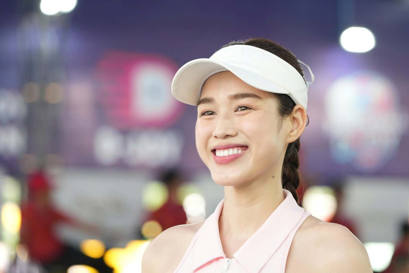 "Tôi vui mừng khi được chơi ở một giải đỉnh cao, được học hỏi từ những tay vợt hàng đầu. Cùng với đó, tôi cũng có một chút tự hào về bản thân khi đã không bỏ cuộc, vượt qua các khó khăn, áp lực để tiếp tục tiến lên”, Hoa hậu Đỗ Thị Hà chia sẻ.