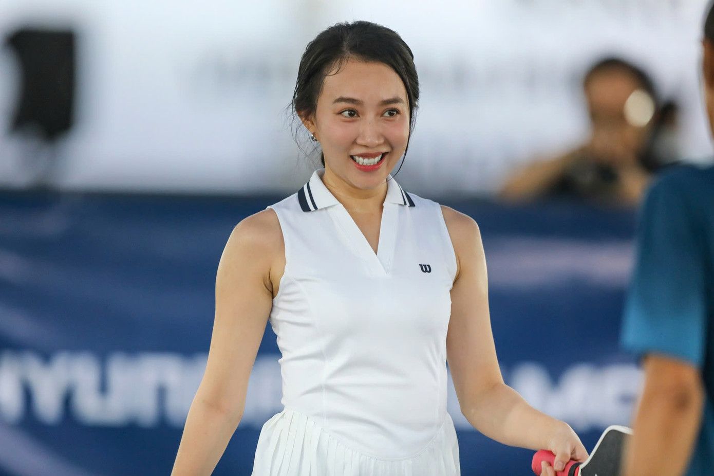 Một ngôi sao khác của Giải Pickleball Việt Nam - Cúp Hyundai Thành Công 2025 là diễn viên Huỳnh Hồng Loan. Ở nội dung đôi nam nữ phong trào, cô và bạn chơi Công Tiến đã giành chiến thắng 15-12 trước cặp Ngọc Hằng và Duy Minh.