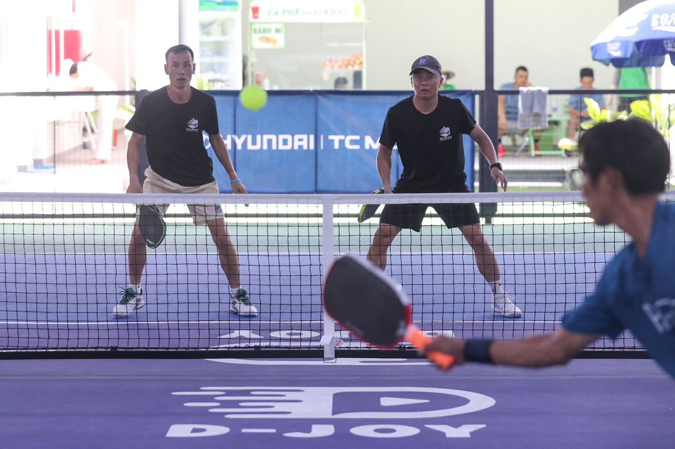 Ở chung kết đôi nam phong trào (trên 35 tuổi), cặp Vũ Tuấn Thanh - Đinh Quốc Hùng đăng quang xứng đáng sau trận chung kết với cặp Thiên Uy - Duy Minh.