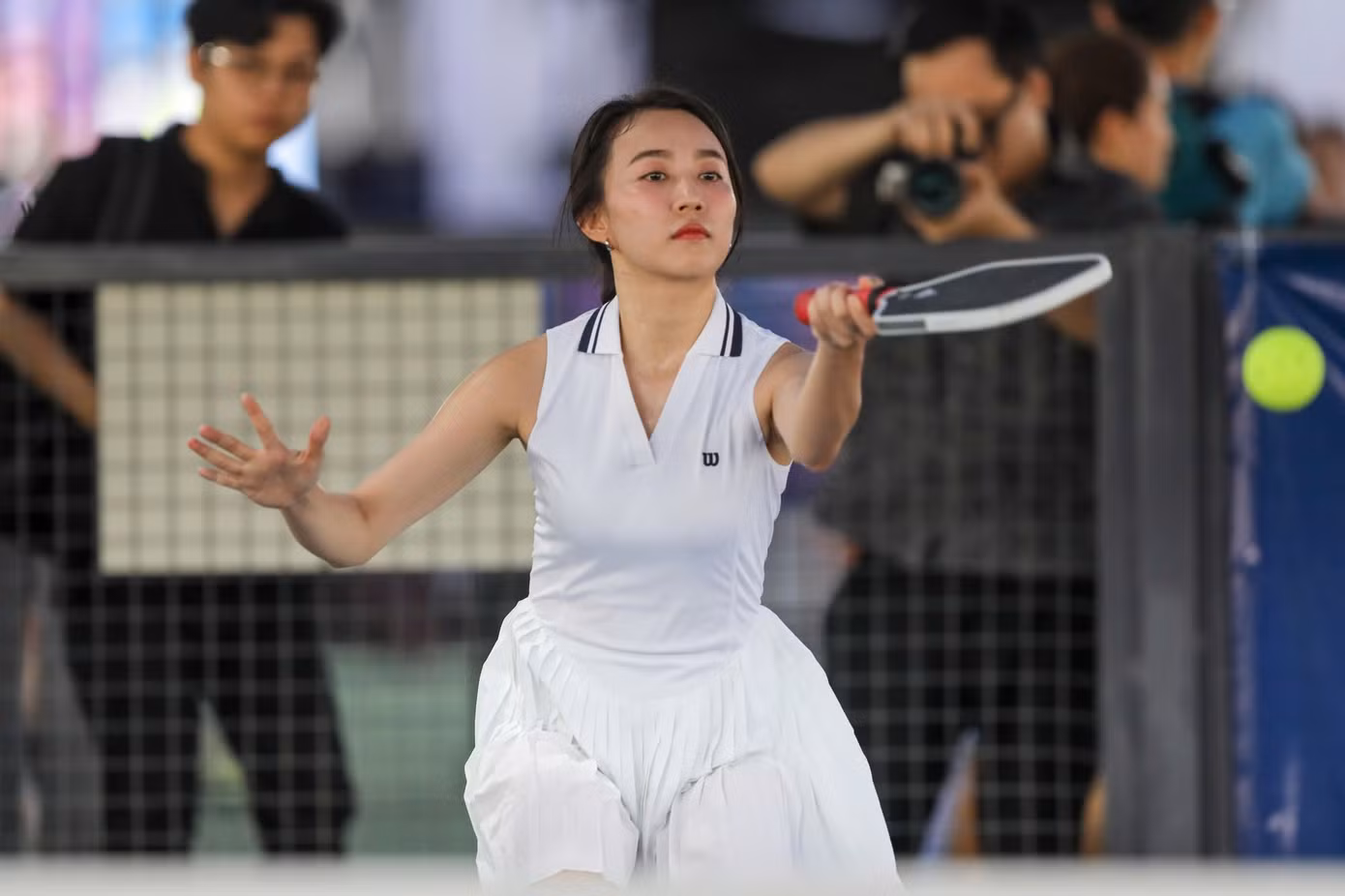 Theo Huỳnh Hồng Loan, Giải Pickleball Việt Nam - Cúp Hyundai Thành Công 2025 là một giải đấu mang tầm vóc quốc gia, được tổ chức hoành tráng và chuyên nghiệp, đồng thời hội tụ rất nhiều vận động viên hàng đầu để cô có thể học hỏi, giao lưu, qua đó nâng cao trình độ bản thân. Tất nhiên rồi, trải nghiệm tại giải đấu còn tuyệt vời hơn nữa khi Huỳnh Hồng Loan đoạt giải Người đẹp Pickleball 2025. Theo Huỳnh Hồng Loan, Giải Pickleball Việt Nam - Cúp Hyundai Thành Công 2025 là một giải đấu mang tầm vóc quốc gia, được tổ chức hoành tráng và chuyên nghiệp, đồng thời hội tụ rất nhiều vận động viên hàng đầu để cô có thể học hỏi, giao lưu, qua đó nâng cao trình độ bản thân. Tất nhiên rồi, trải nghiệm tại giải đấu còn tuyệt vời hơn nữa khi Huỳnh Hồng Loan đoạt giải Người đẹp Pickleball 2025.