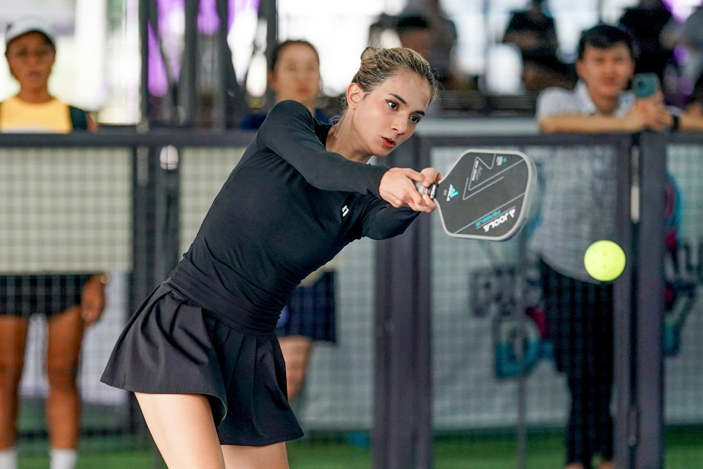 Người đẹp lai Tây Ban Nha không chỉ cuốn hút bởi nhan sắc và dáng vóc mà còn ghi dấu ấn trong lòng người hâm mộ bởi phong cách thể thao, khỏe khoắn, tràn đầy năng lượng.