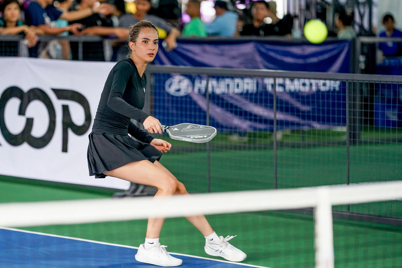 Người đẹp lai Tây Ban Nha không chỉ cuốn hút bởi nhan sắc và dáng vóc mà còn ghi dấu ấn trong lòng người hâm mộ bởi phong cách thể thao, khỏe khoắn, tràn đầy năng lượng.