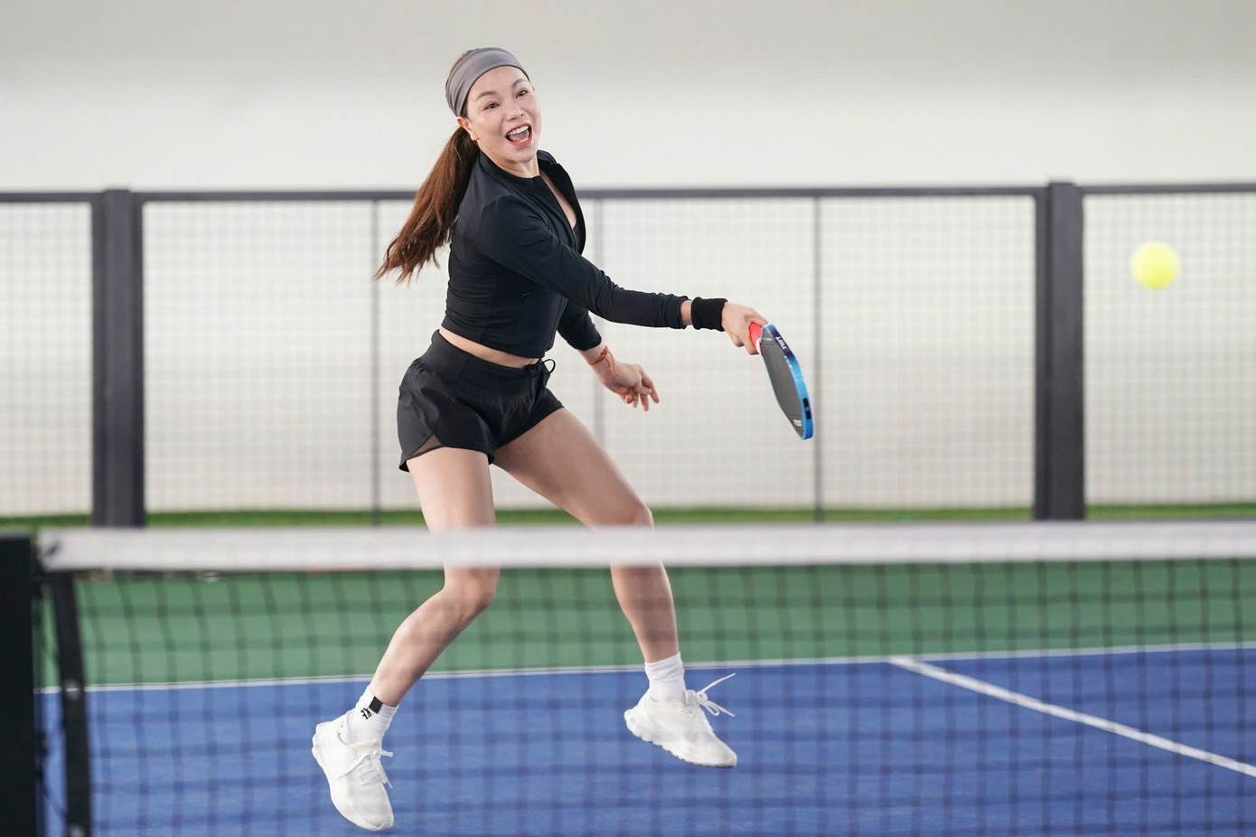 Cô hoàn toàn bỏ qua mọi áp lực để tìm kiếm khoảnh khắc vui vẻ, tràn đầy năng lượng mà pickleball mang lại.