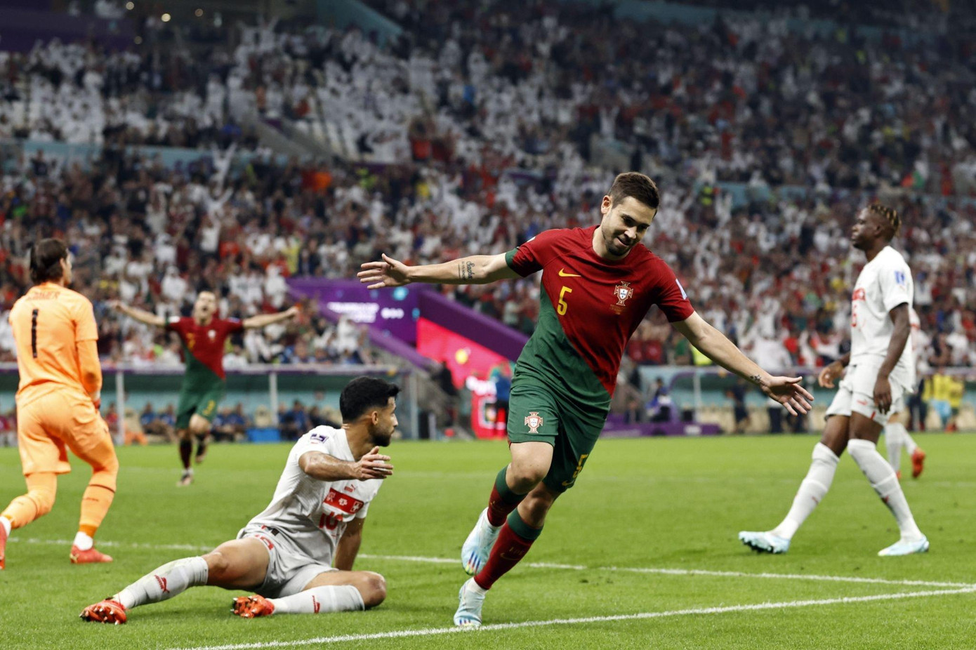 World Cup 2022: 'Hủy diệt' Thụy Sĩ 6-1, Bồ Đào Nha bùng nổ trong ngày Ronaldo dự bị và tịt ngòi ảnh 35