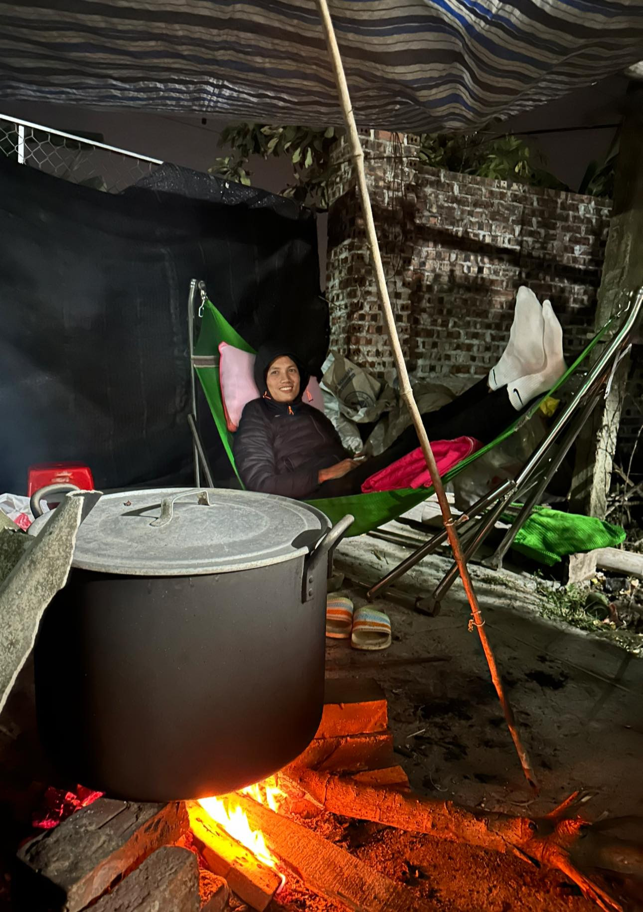 Đình Triệu cùng vợ con về nhà, chuẩn bị đón Tết Ất Tỵ bên mẹ và gia đình. (Ảnh: FBNV)