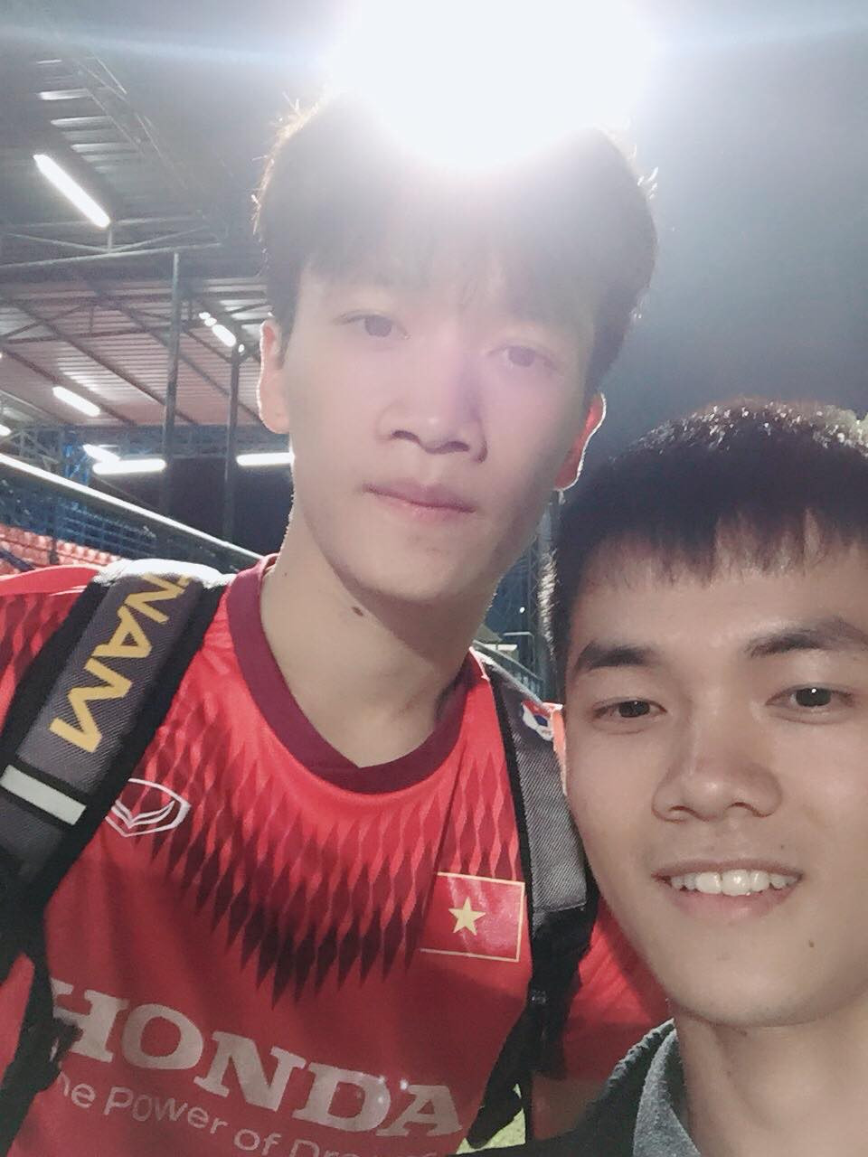 Phạm Giang chụp ảnh cùng HLV Park Hang-seo và các tuyển thủ Việt Nam. (Ảnh: Nhân vật cung cấp)