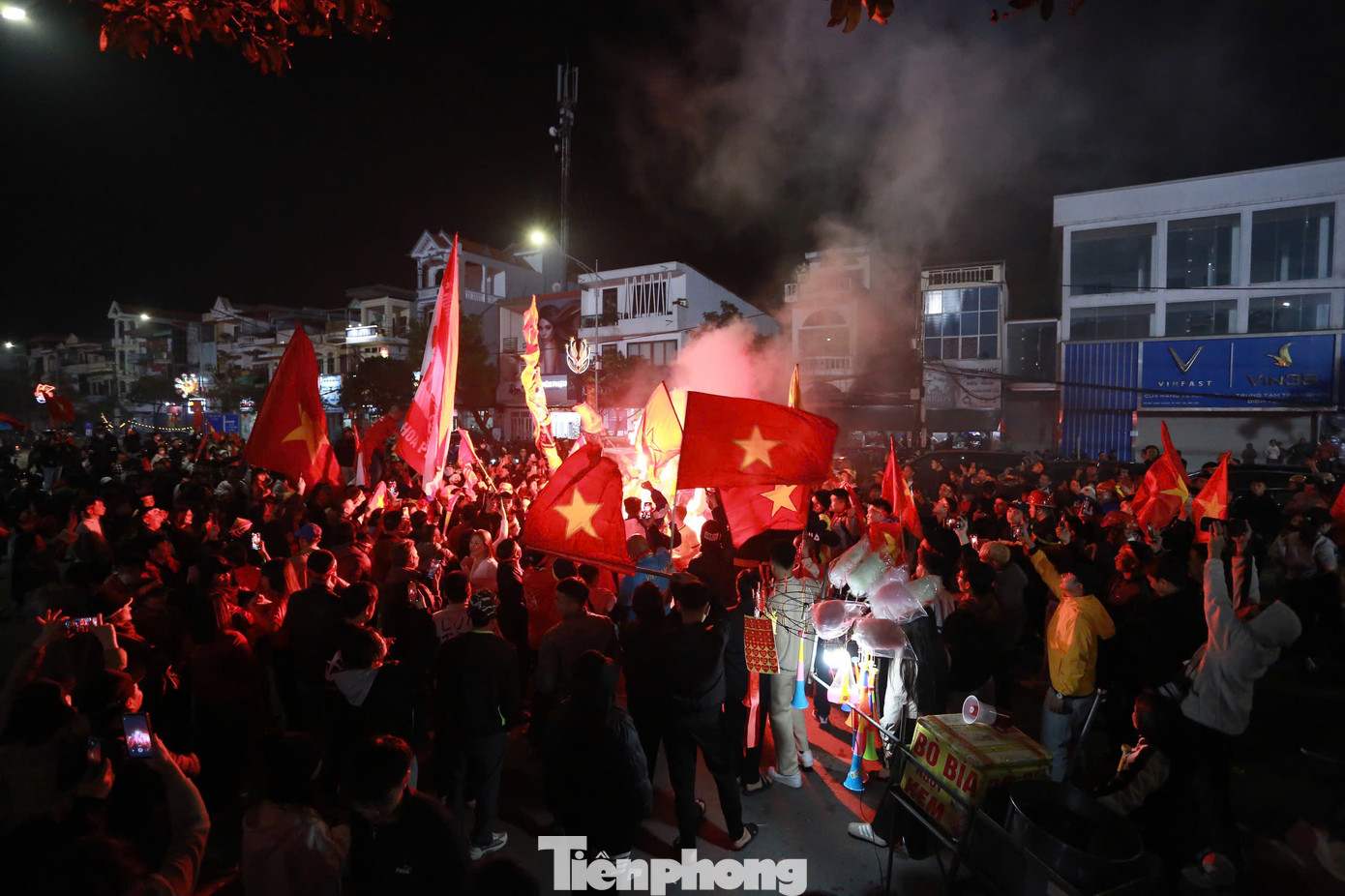 Đồng thời thể hiện tình yêu nước và niềm tự hào dân tộc.