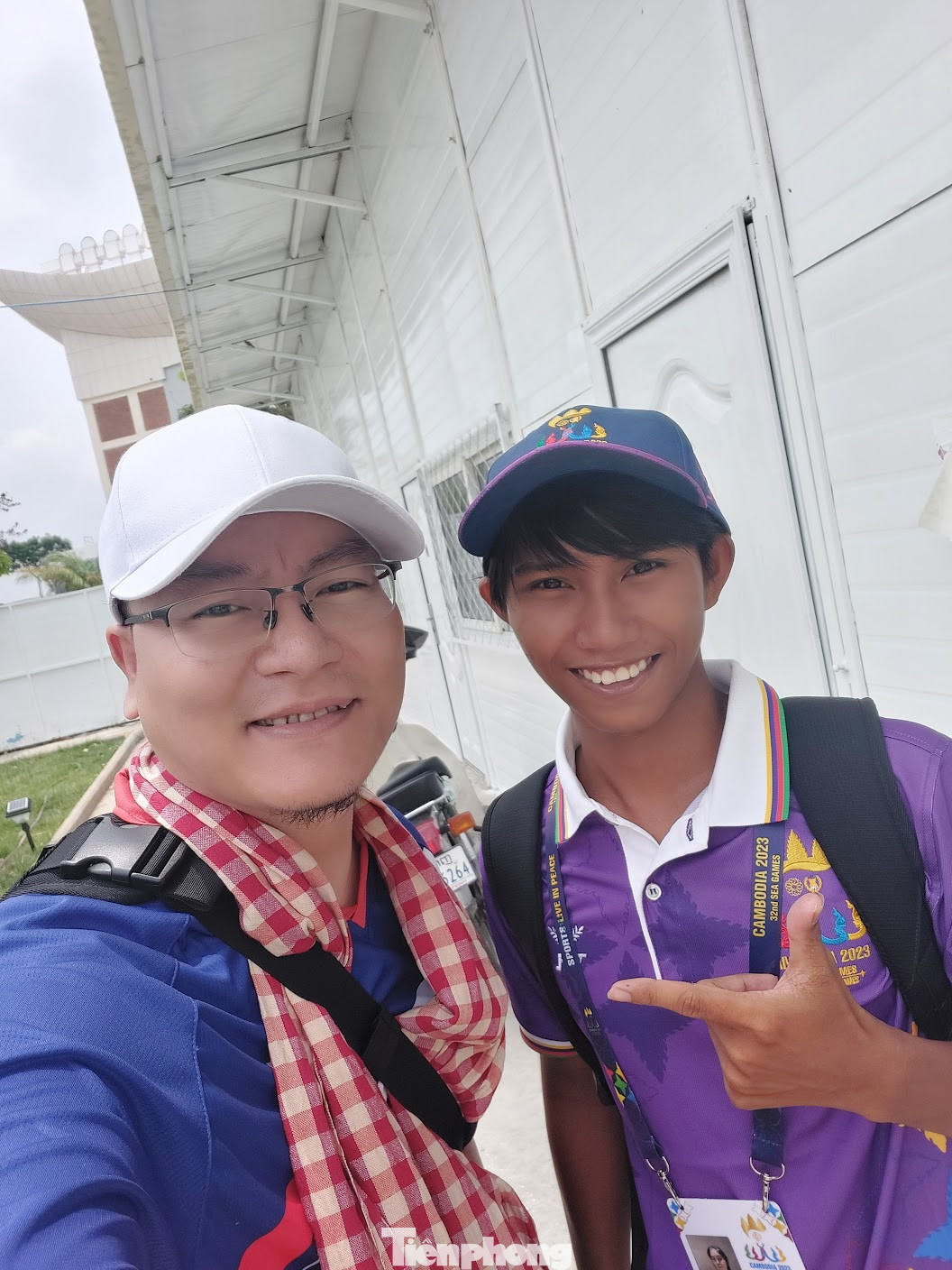 Bạn TNV nhiệt tình giúp đỡ PV Báo Tiền Phong trong quá trình lấy thẻ tác nghiệp SEA Games 32. Bạn TNV nhiệt tình giúp đỡ PV Báo Tiền Phong trong quá trình lấy thẻ tác nghiệp SEA Games 32.