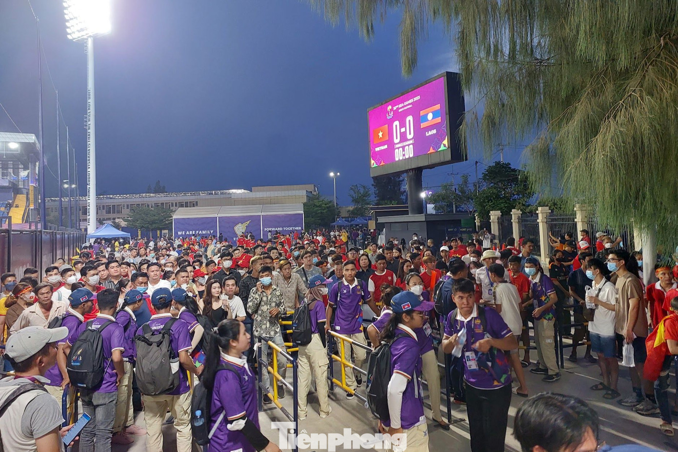 Lực lượng TNV hoạt động tích cực ở sân Prince. Lực lượng TNV hoạt động tích cực ở sân Prince.