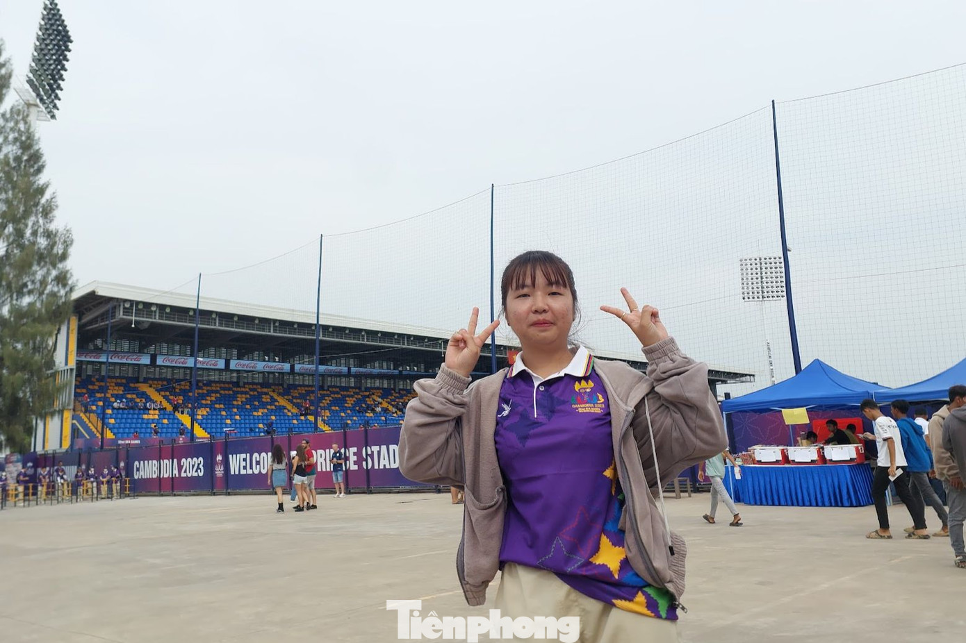 Mai Sovanny, TNV phục vụ ở sân Prince. Mai Sovanny, TNV phục vụ ở sân Prince.