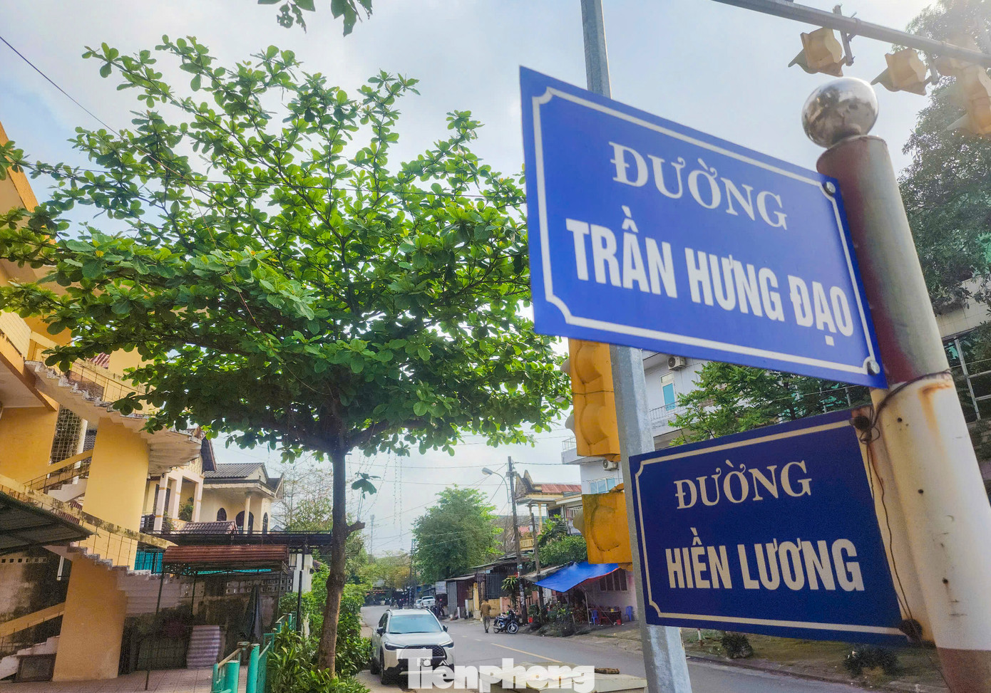 Bên cạnh đó, các runner còn chạy qua những địa danh lịch sử, như Nghĩa trang Đường 9 hay đường Hiền Lương, được lấy tên theo cây cầu trên sông Bến Hải từng một thời chia cắt đất nước thành hai miền nam bắc.