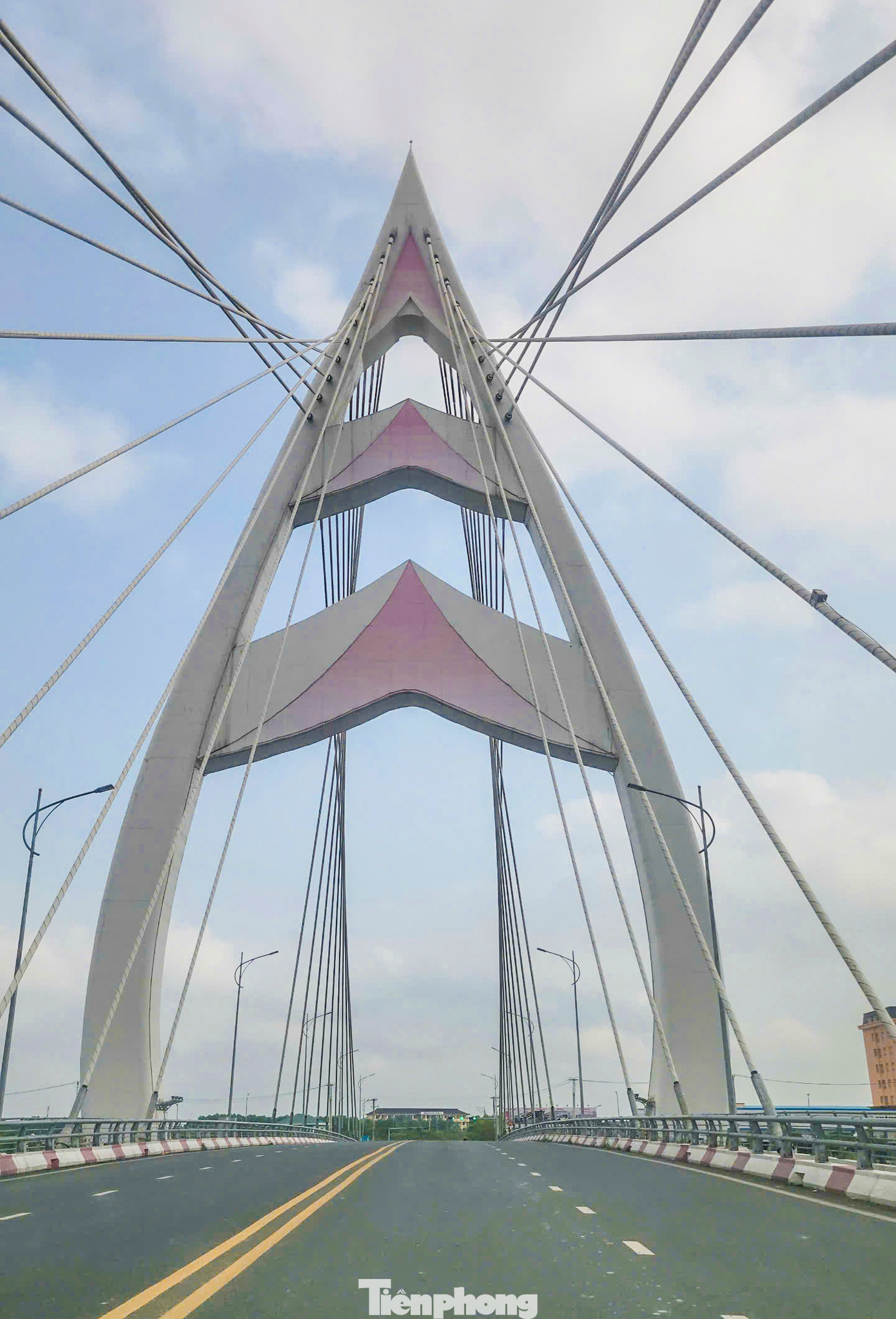 Có 5 cây cầu bắc qua sông Hiếu, một trong số đó là cầu An Lạc. Đây là cầu dây văng hiện đại với tổng mức đầu tư hơn 200 tỷ đồng, kết cấu mặt đường 4 làn xe cơ giới, trụ tháp hình búp sen cao 74m.