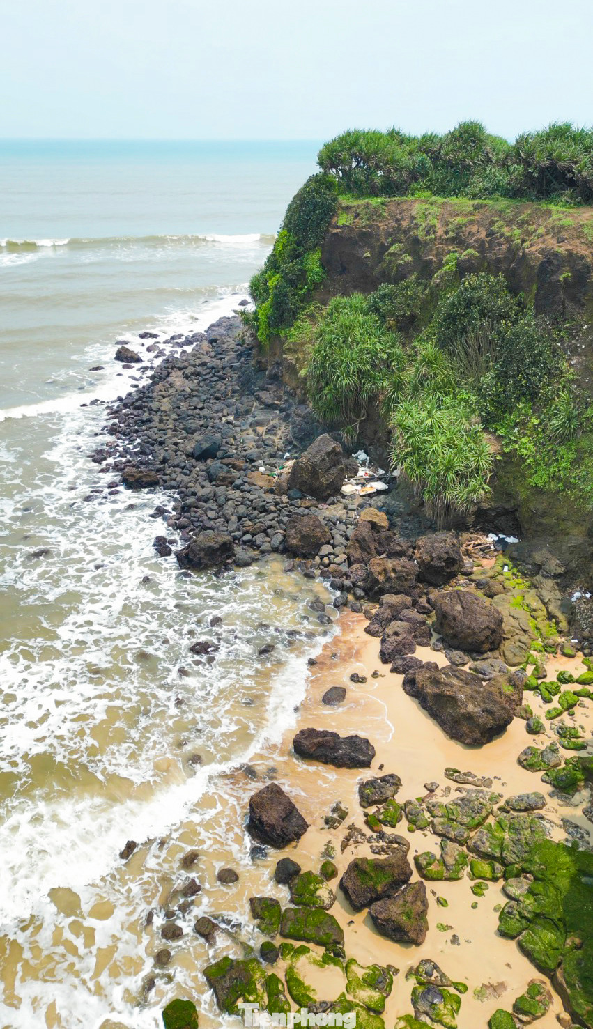 Mũi Trèo ở độ cao khoảng 40m, bao bọc bởi rừng cây rậm rạp và hướng ra biển lộng gió, với bãi đá rêu xanh bên dưới. Mũi Trèo ở độ cao khoảng 40m, bao bọc bởi rừng cây rậm rạp và hướng ra biển lộng gió, với bãi đá rêu xanh bên dưới.