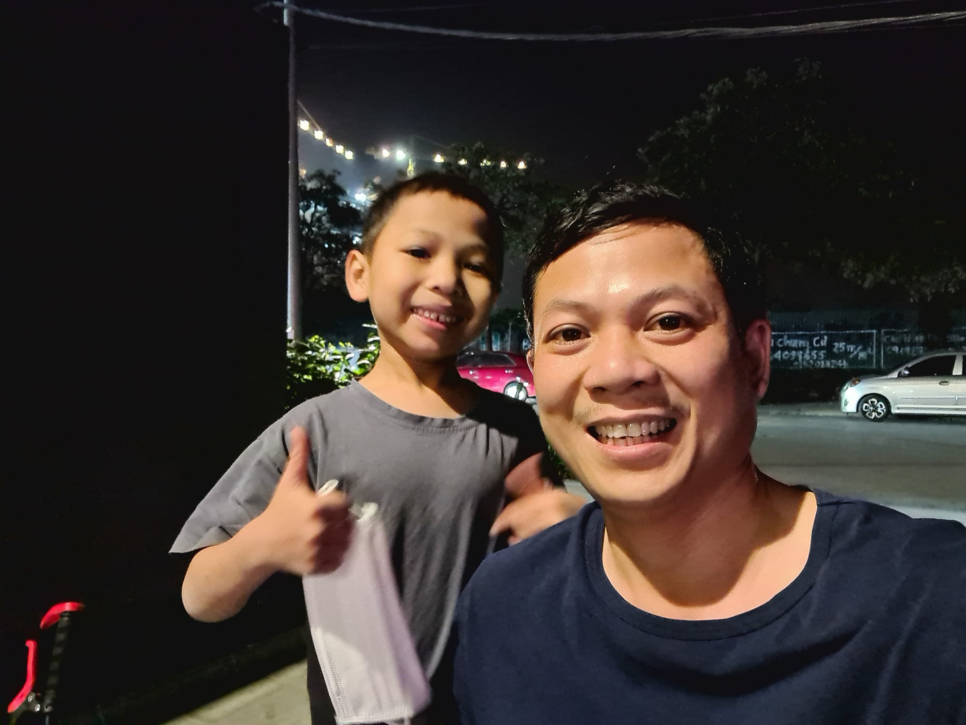 Xuân Phú cùng bố luôn bắt đầu ngày mới bằng việc dậy sớm chạy bộ. Xuân Phú cùng bố luôn bắt đầu ngày mới bằng việc dậy sớm chạy bộ.