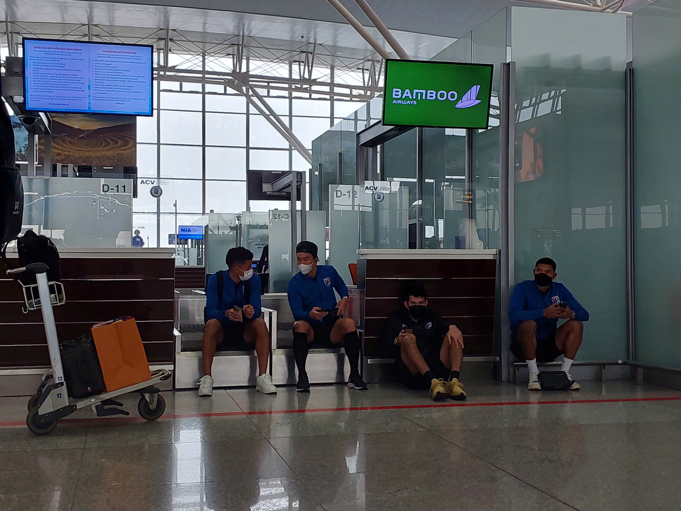 Các cầu thủ Thái Lan chờ đợi để lên máy bay. Chuyến bay của Bầy voi chiến sẽ hạ cánh ở xứ Chùa Vàng vào đầu giờ chiều ngày 14/01