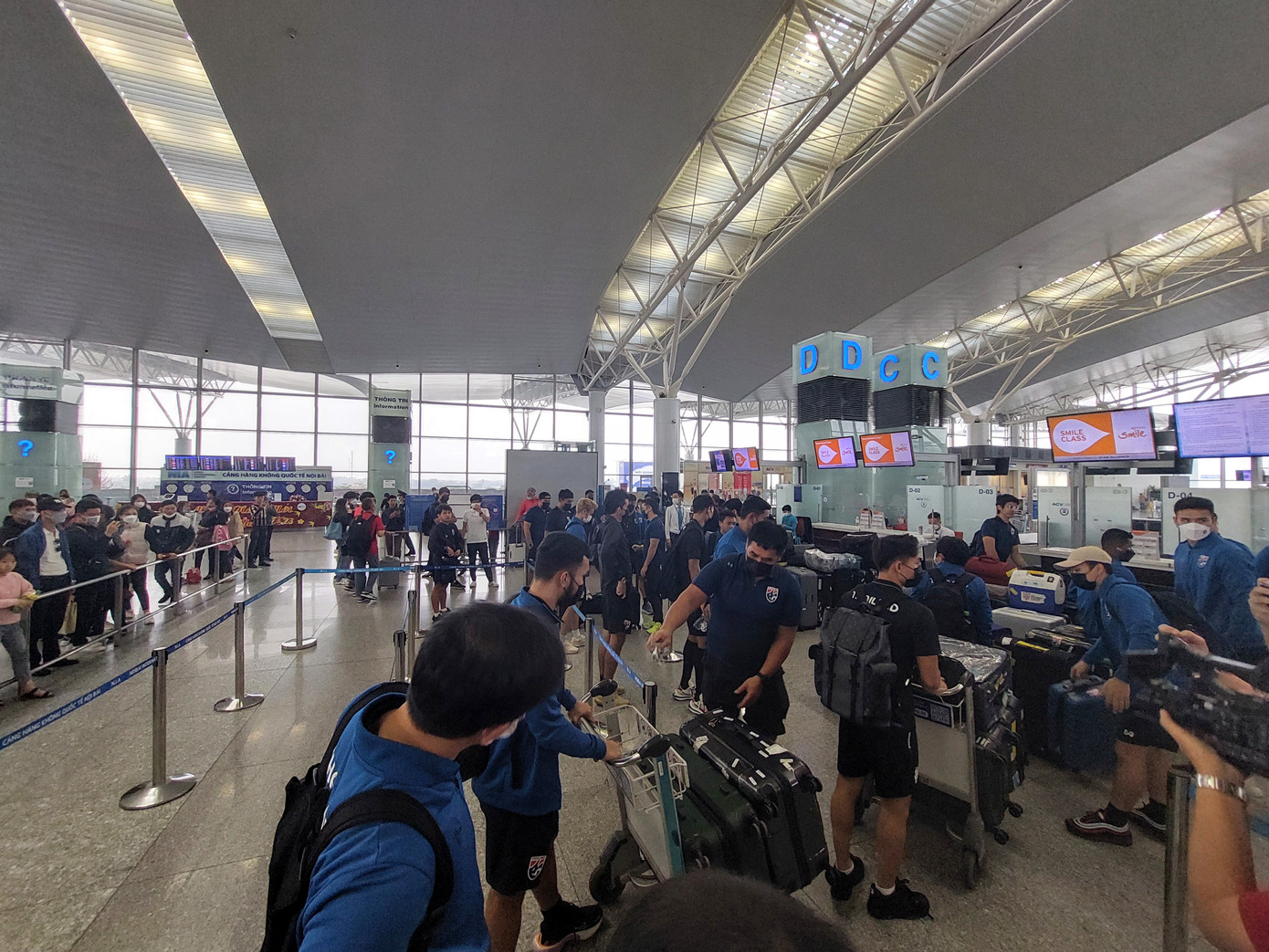 11 tiếng sau khi trận chung kết lượt đi kết thúc, ĐT Thái Lan đã có mặt ở sân bay Nội Bài.