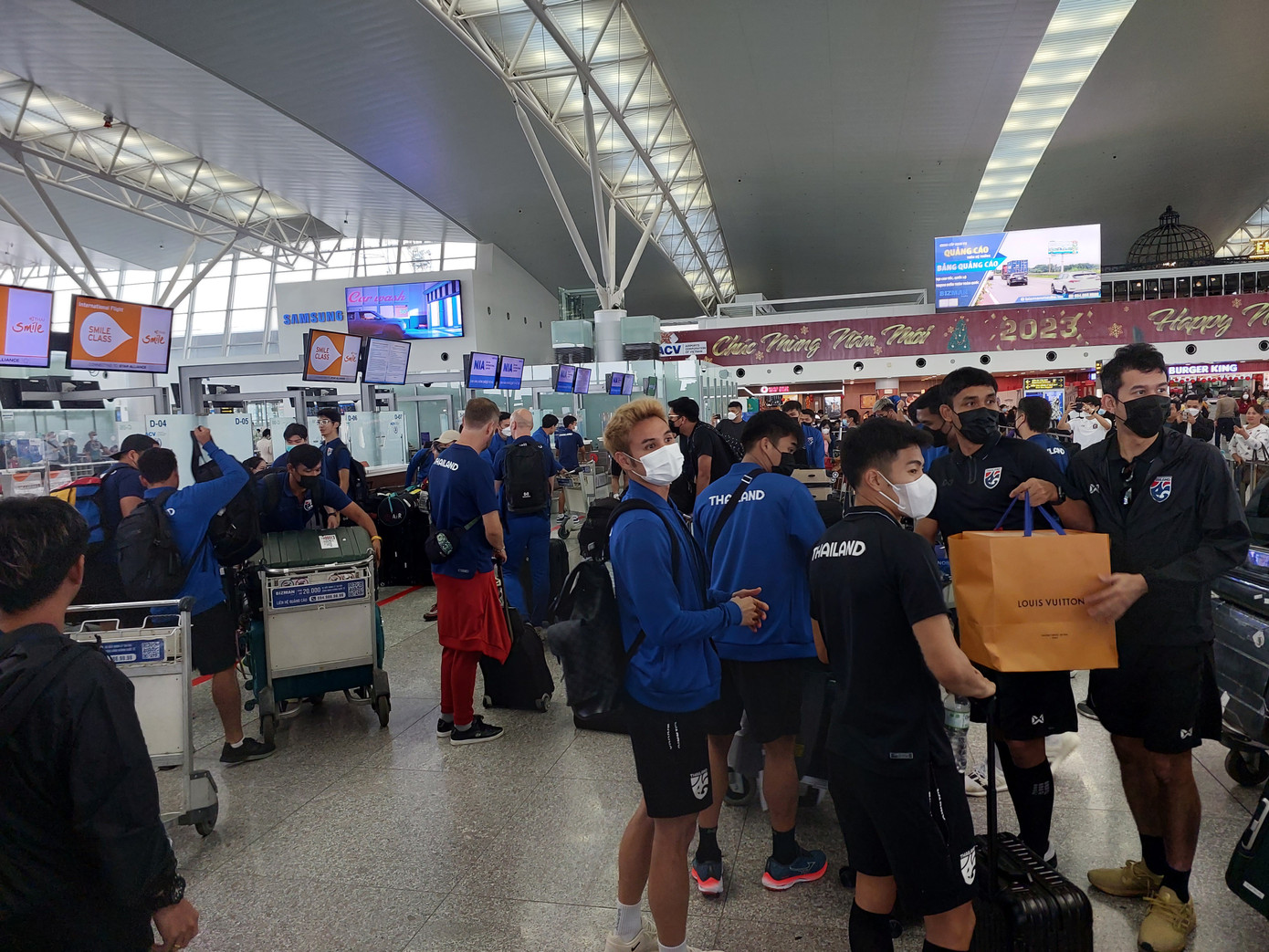 Đội trưởng Theerathon nhận được rất nhiều sự chú ý của những người có mặt tại sân bay. Trong trận lượt đi, chính thủ quân của Thái Lan đã kiến tạo cả hai bàn thắng.