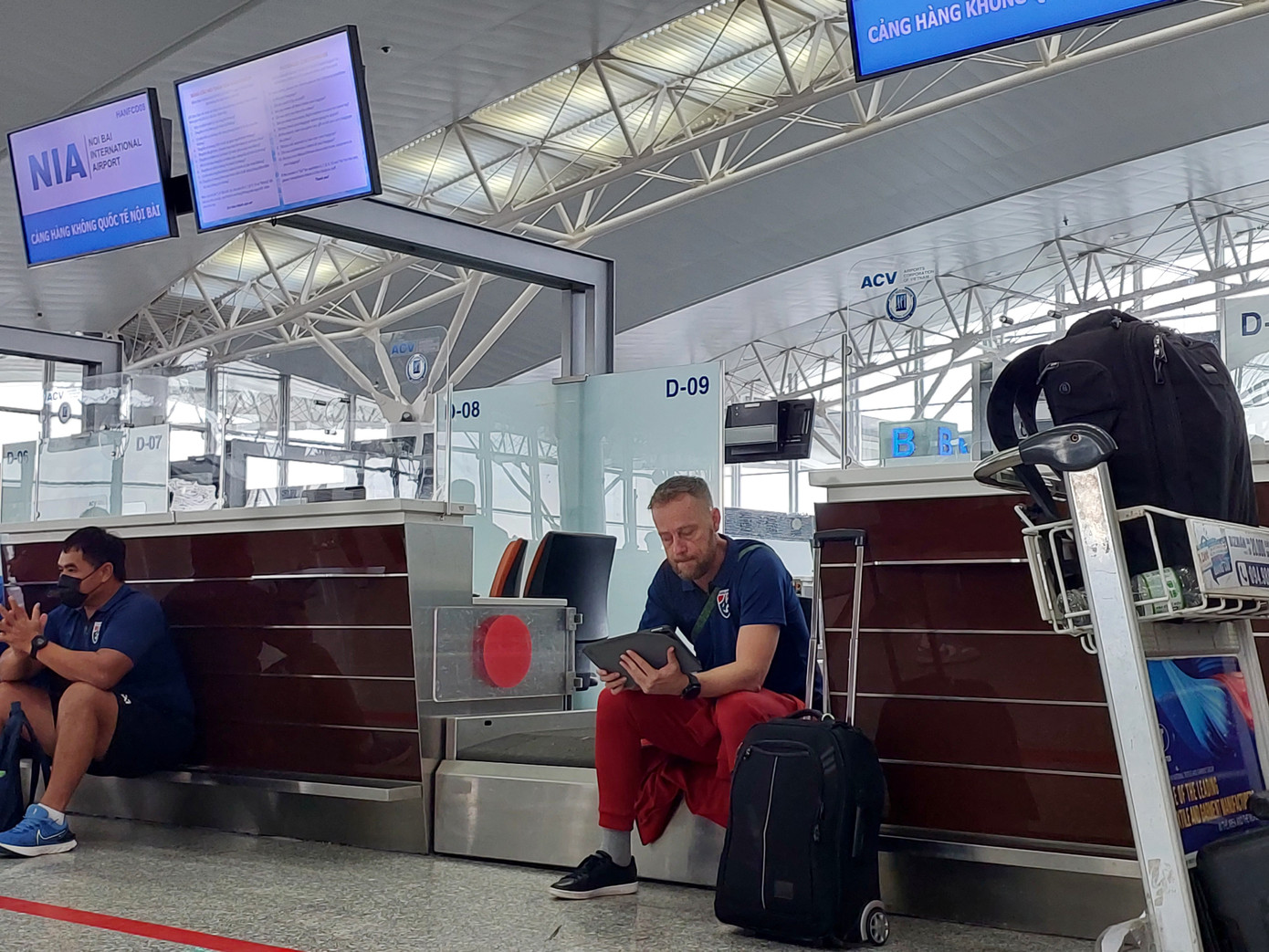 Trước đó, Polking yêu cầu giới truyền thông không được tác nghiệp. Thế nhưng ông lại thay đổi ý định, thậm chí hồ hởi chào đón phóng viên chụp hình.