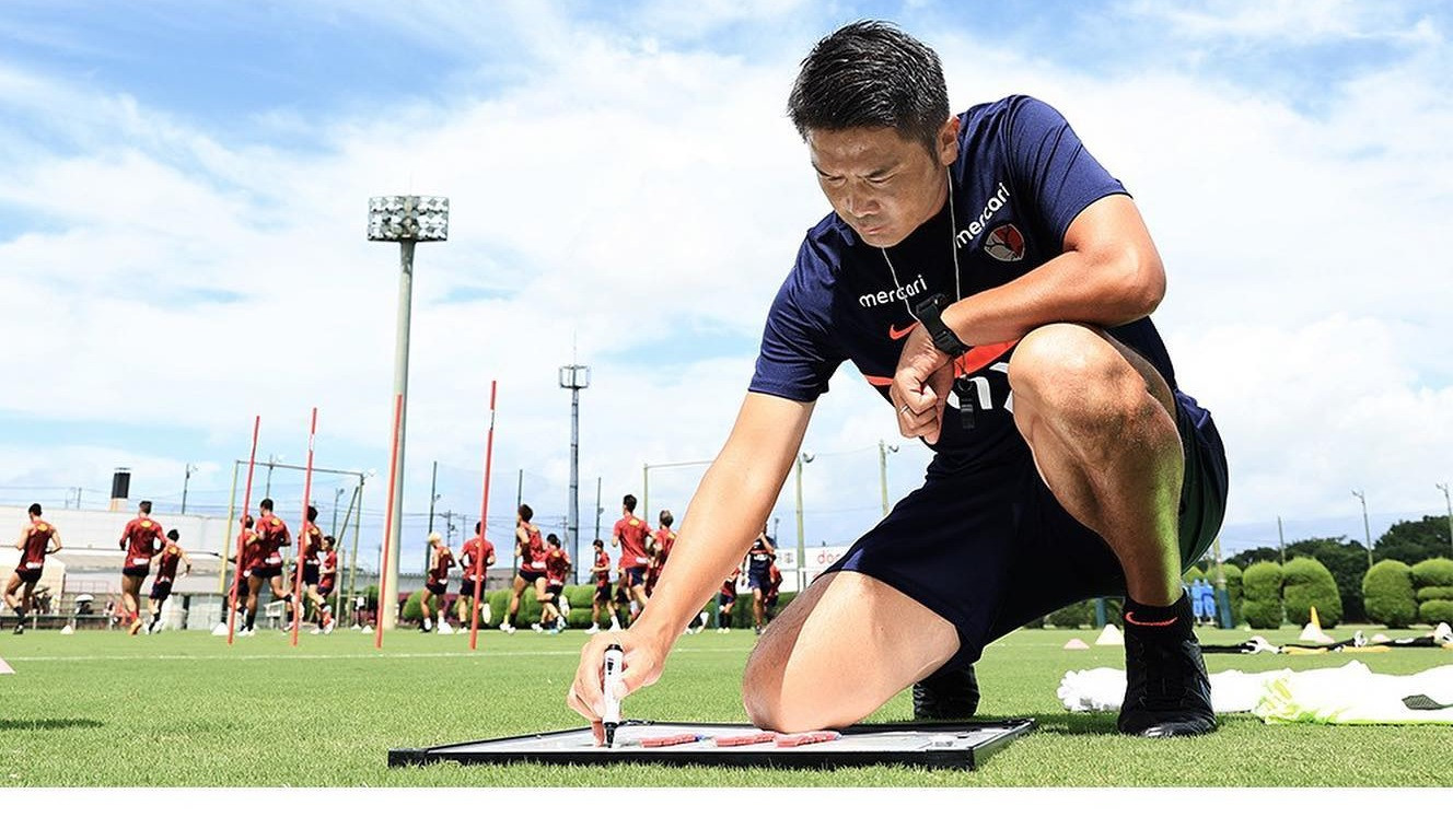 Iwamasa rất thích nghiên cứu về mọi khía cạnh trong bóng đá, sau đó cho ra đời hai đầu sách rất có giá trị.