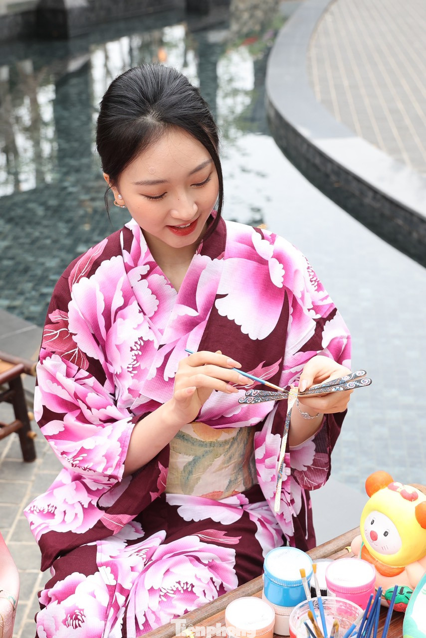 Kim Trà My lại lựa chọn hoa văn Same Komon, được tạo ra bởi rất nhiều chấm nhỏ.