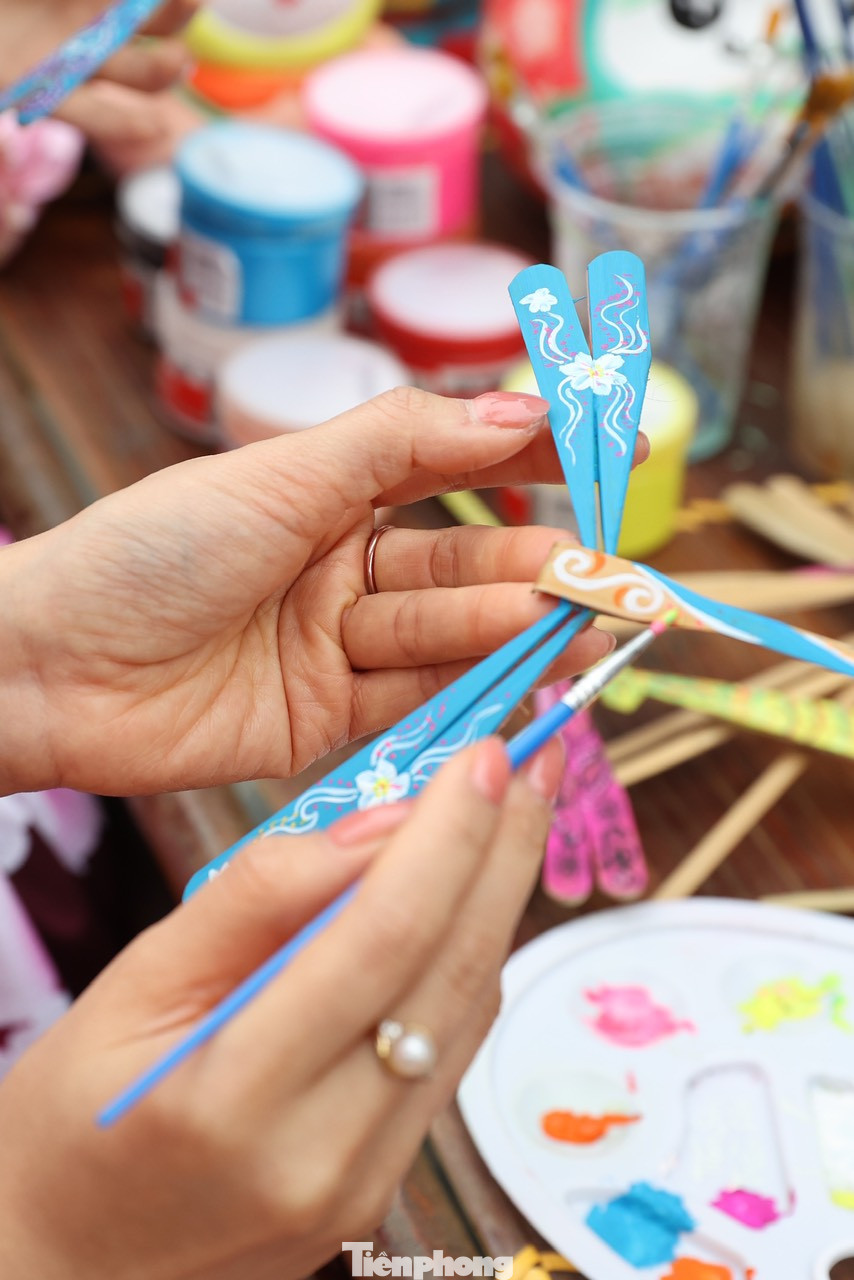 Chuồn chuồn tre, biểu tượng sự may mắn, tình yêu, tình bạn trong văn hóa Nhật Bản được các hoa hậu, người đẹp vẽ lên các hoa văn xinh đẹp.