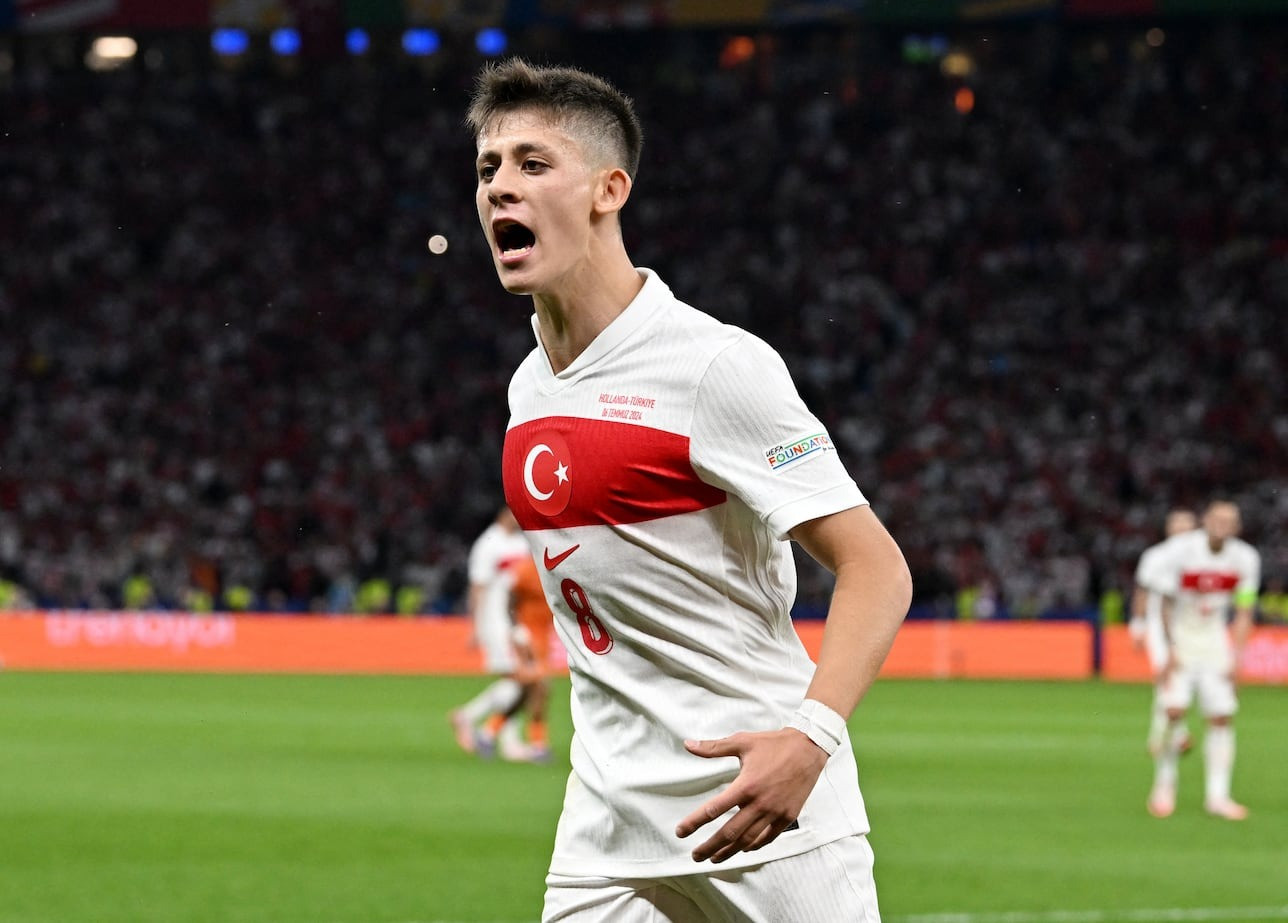 Một người nữa tăng 100% giá trị là Arda Guler. Những màn trình diễn nổi bật cùng 1 bàn thắng và 2 đường kiến tạo trong 5 trận, giúp Thổ Nhĩ Kỳ vào tứ kết khiến cầu thủ của Real thay đổi mức định giá từ 15 triệu lên 30 triệu euro.