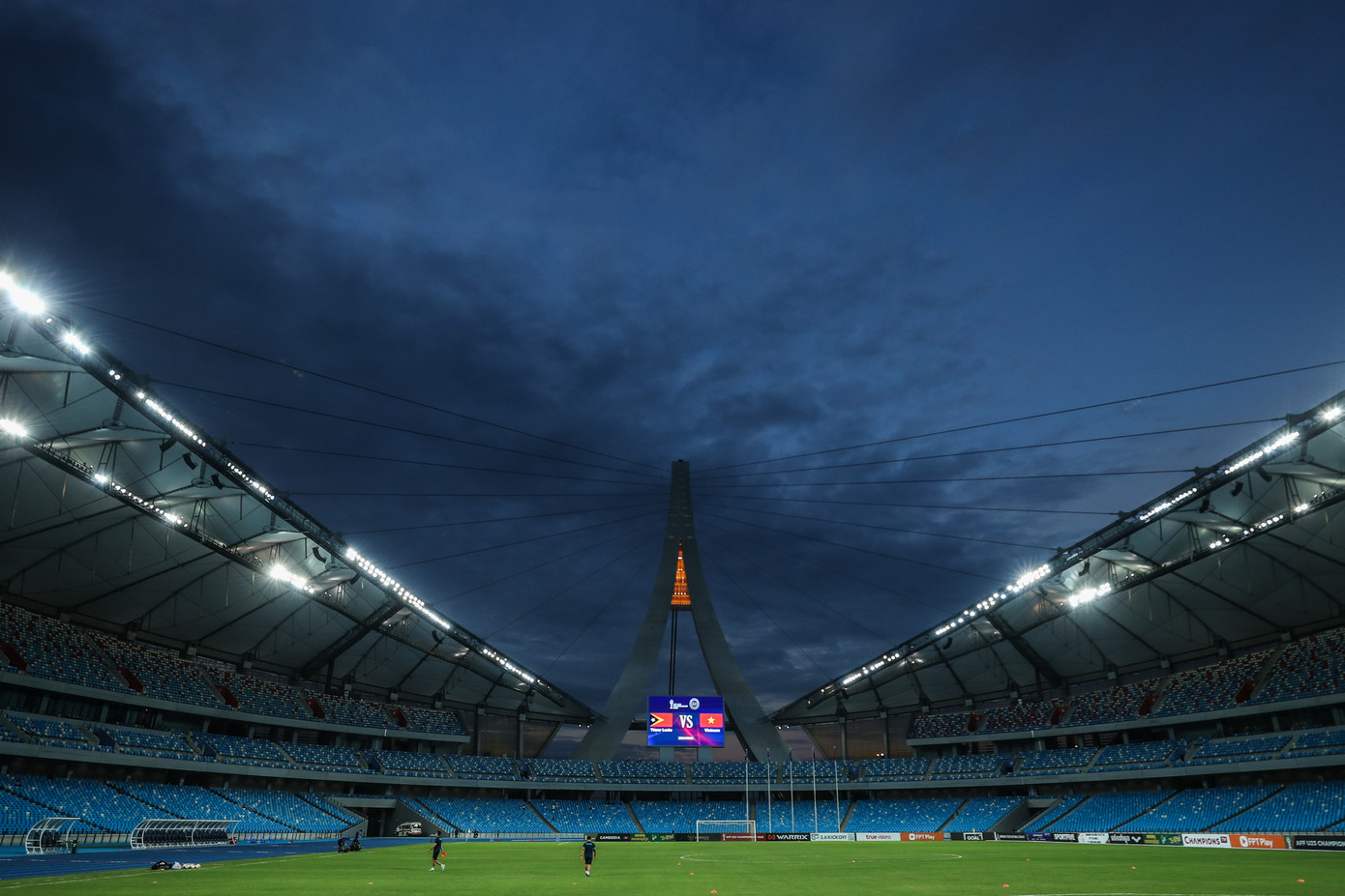 Hai đầu sân là hai &quot;mũi thuyền&quot; vươn cao 99m, mô phỏng cử chỉ Sampeah (chắp tay chào) của người Khmer.