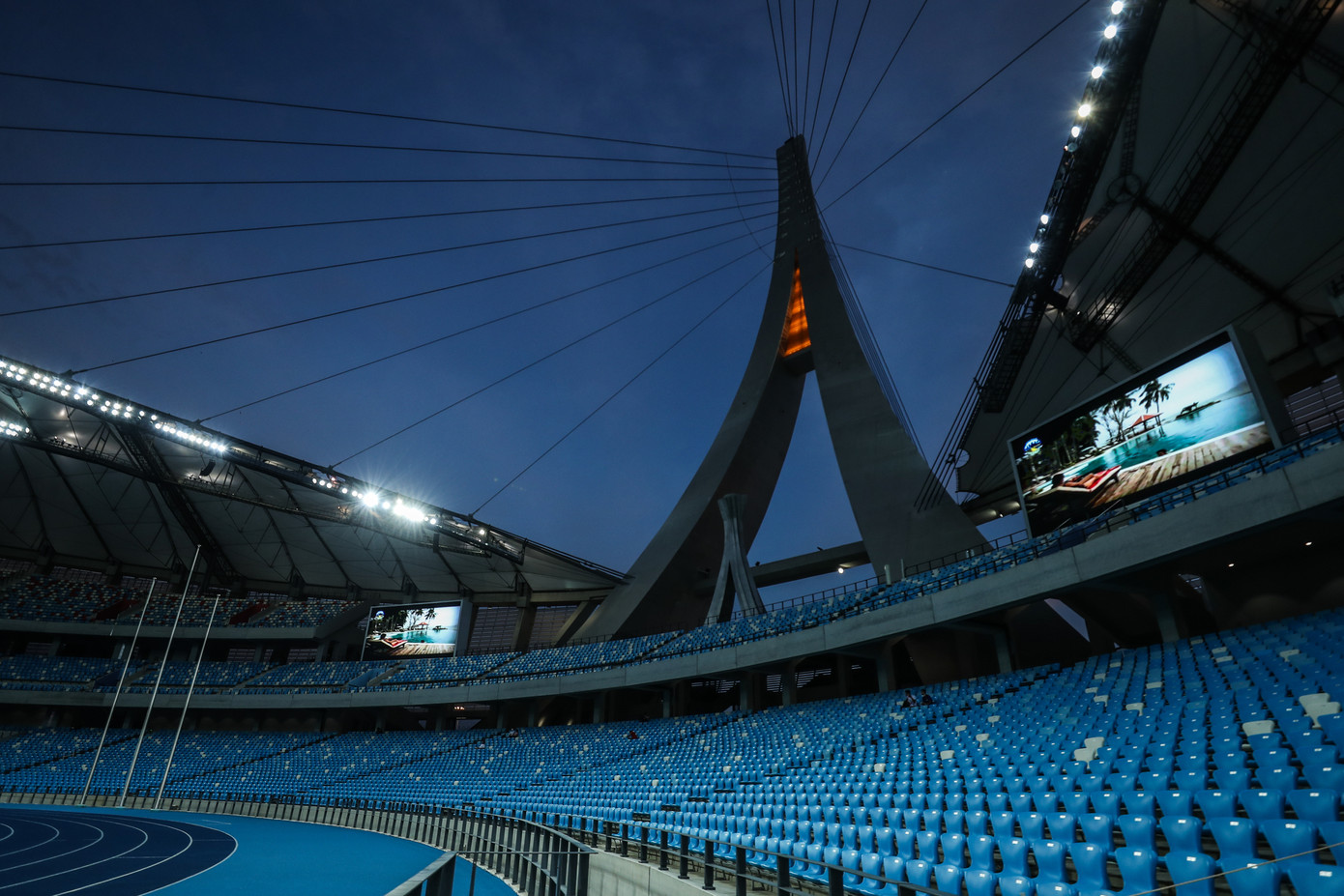 Hai đầu sân là hai &quot;mũi thuyền&quot; vươn cao 99m, mô phỏng cử chỉ Sampeah (chắp tay chào) của người Khmer.