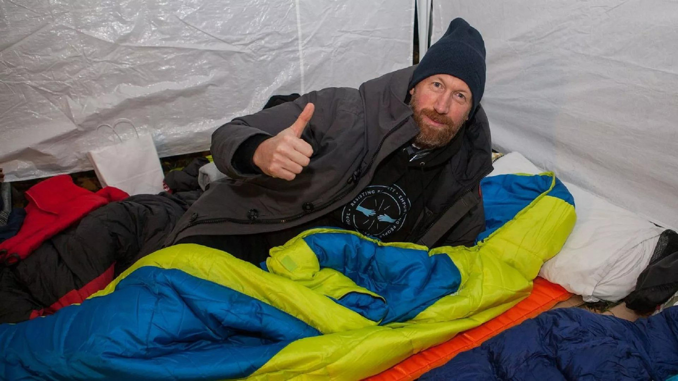 Potter không ngại làm những chuyện khác thường, như ngủ ngoài trời để ủng hộ người vô gia cư. (Ảnh: Bigissue) Potter không ngại làm những chuyện khác thường, như ngủ ngoài trời để ủng hộ người vô gia cư. (Ảnh: Bigissue)