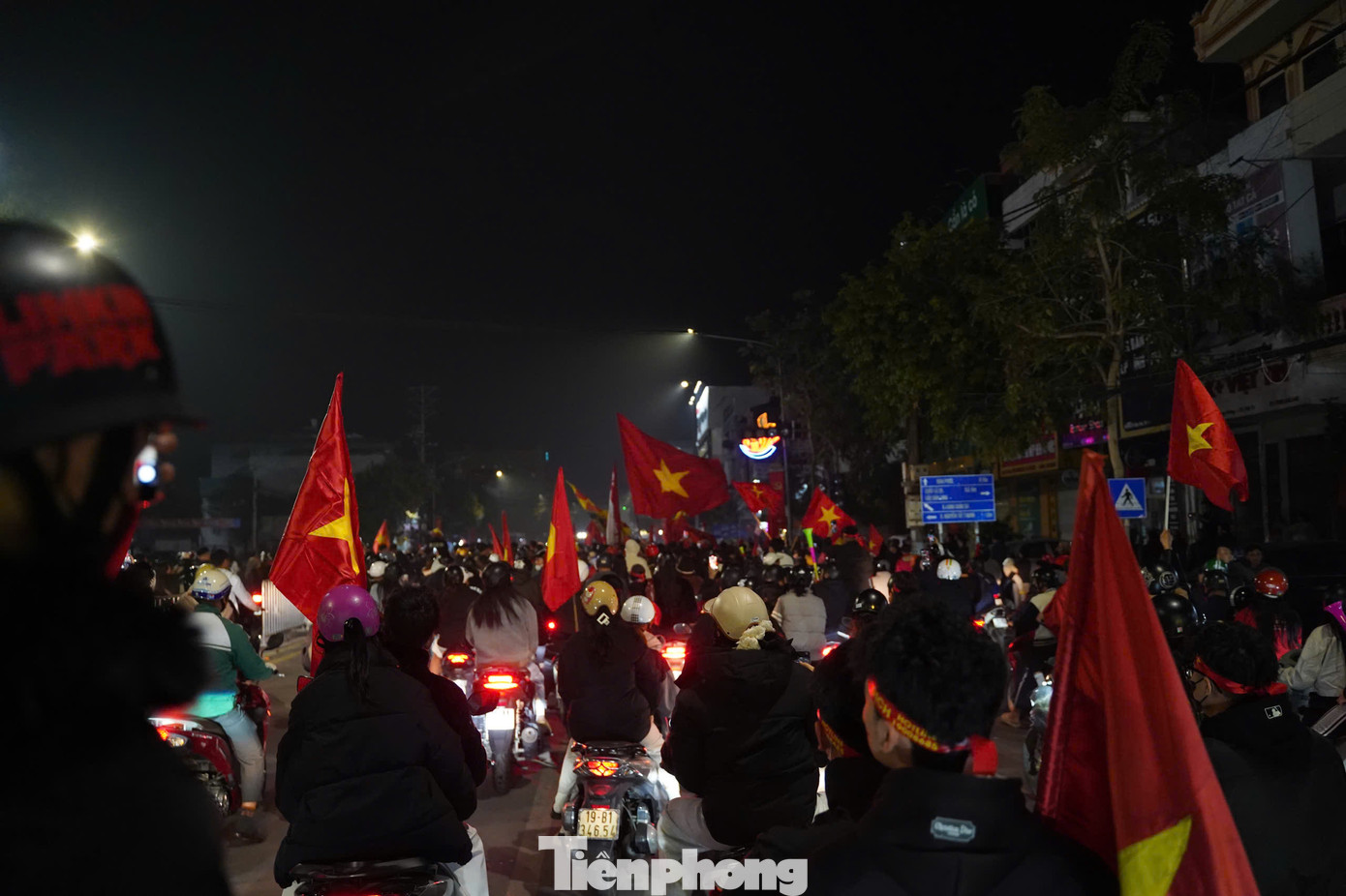 Phấn khích trước chiến thắng của ĐT Việt Nam, người dân Việt Trì lập tức phủ kín mọi ngả đường, tạo nên cuộc &quot;đi bão&quot; ăn mừng.
