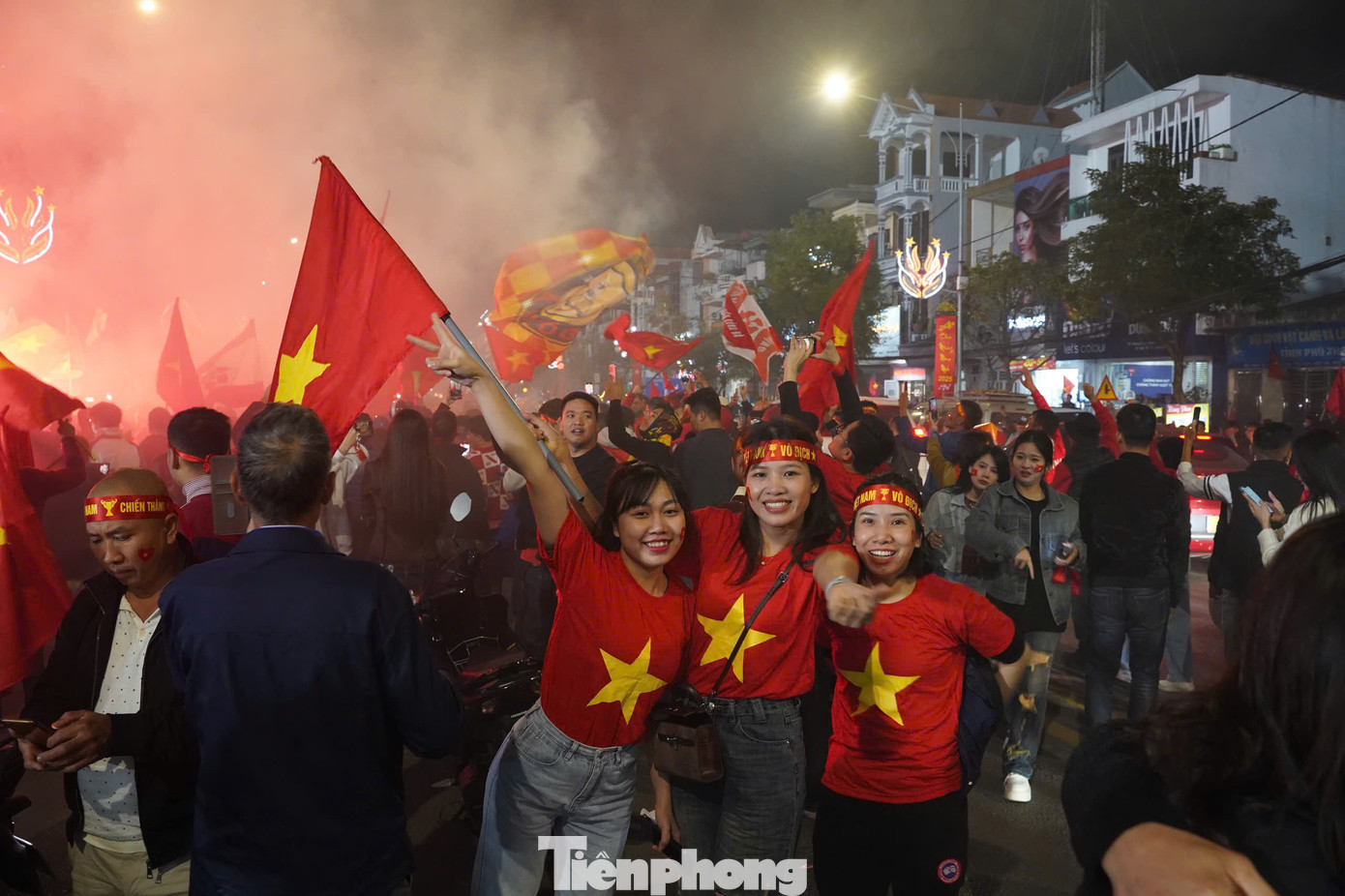 Nhiều bạn trẻ hào hứng cho biết, màn &quot;đi bão&quot; đêm nay là sự tập dượt cho đêm chung kết lượt đi sẽ diễn ra vào ngày 2/1/2025 tới.