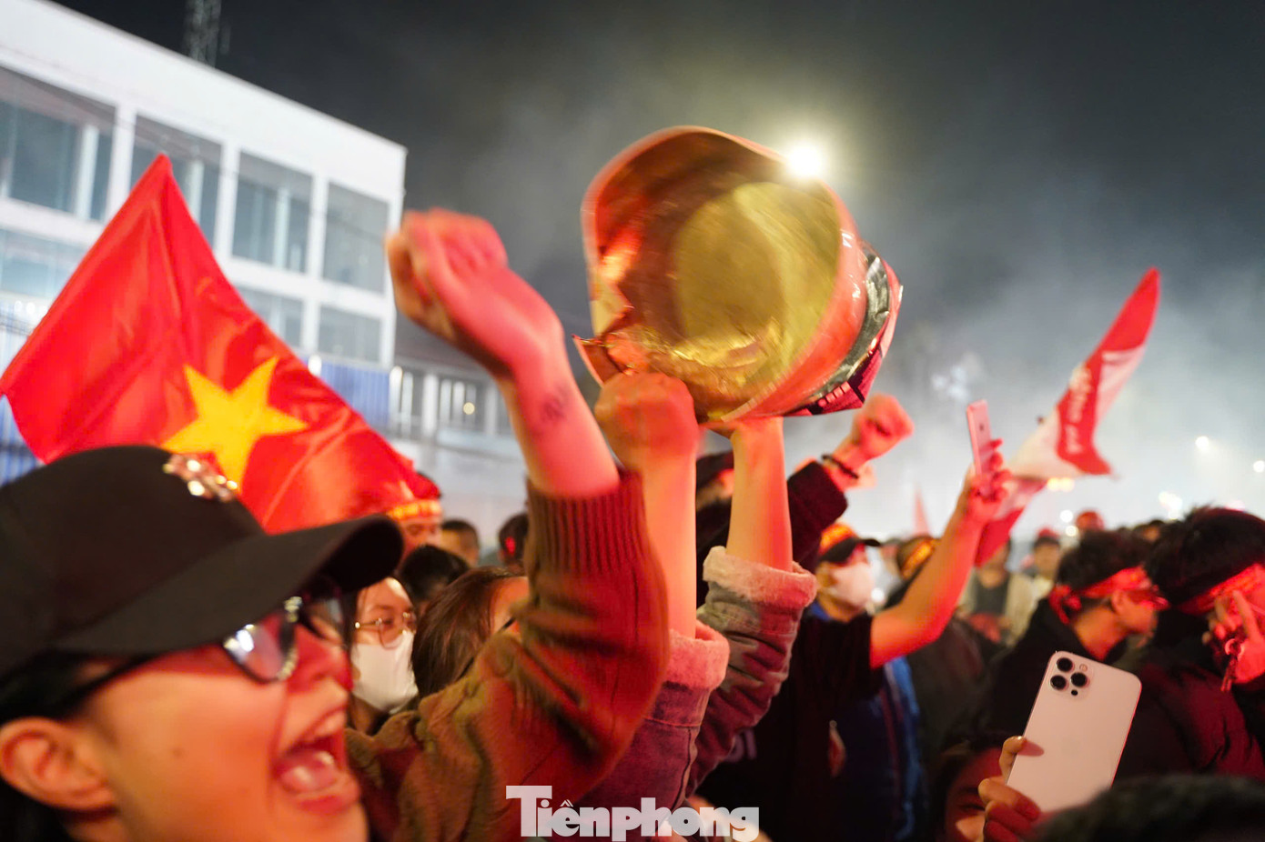 Tuy nhiên đó là chuyện tương lai. Còn bây giờ, tất cả đang tận hưởng trọn vẹn cảm xúc dâng trào mà đội quân của HLV Kim Sang-sik mang lại.