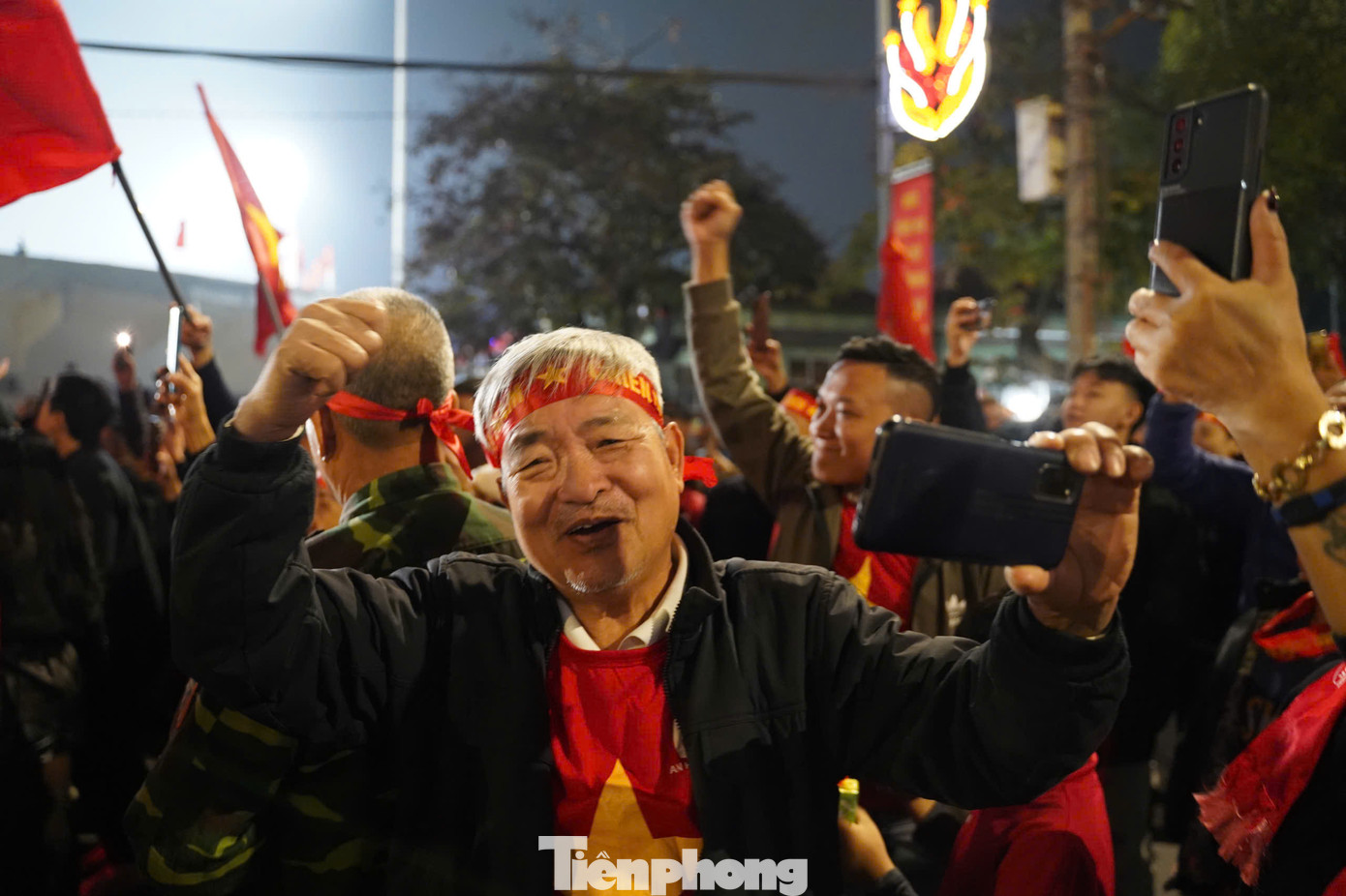 Từ những cụ già tóc bạc với băng rôn trên trán...