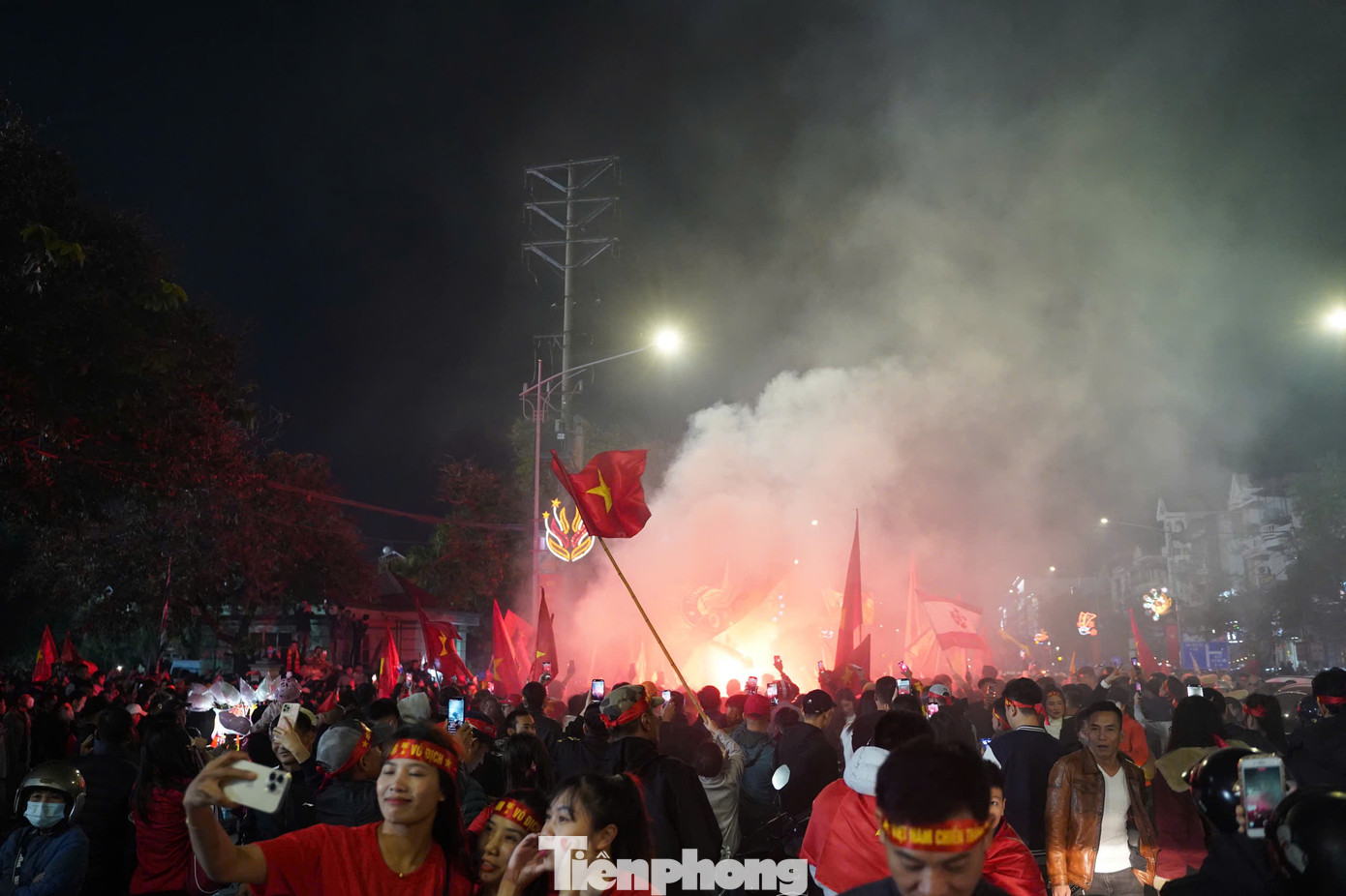 Còn lần này, chung kết lượt đi ASEAN Cup 2024 tiếp tục diễn ra tại Việt Trì. Việc đi trọn hành trình giải đấu đã thổi bùng niềm đam mê bóng đá và tình yêu đội tuyển của người dân đất Tổ.