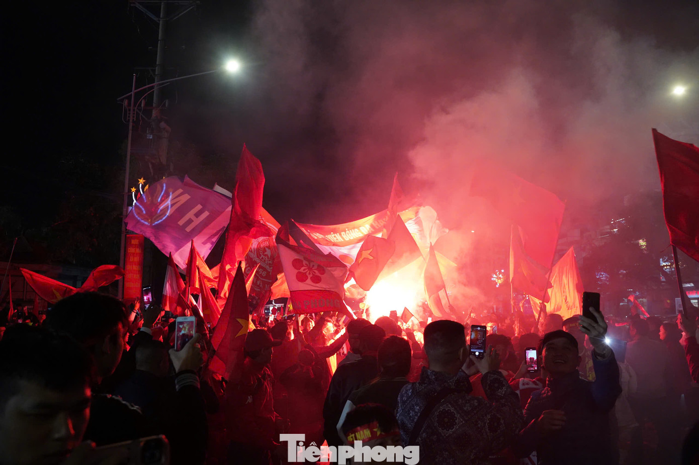 Còn lần này, chung kết lượt đi ASEAN Cup 2024 tiếp tục diễn ra tại Việt Trì. Việc đi trọn hành trình giải đấu đã thổi bùng niềm đam mê bóng đá và tình yêu đội tuyển của người dân đất Tổ.