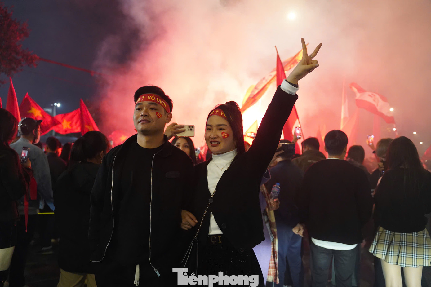 Có cảm giác mọi người vừa bước ra từ trận đấu sẽ không thể tha thứ cho bản thân nếu về nhà sớm và bỏ lỡ màn ăn mừng ngập tràn niềm vui.