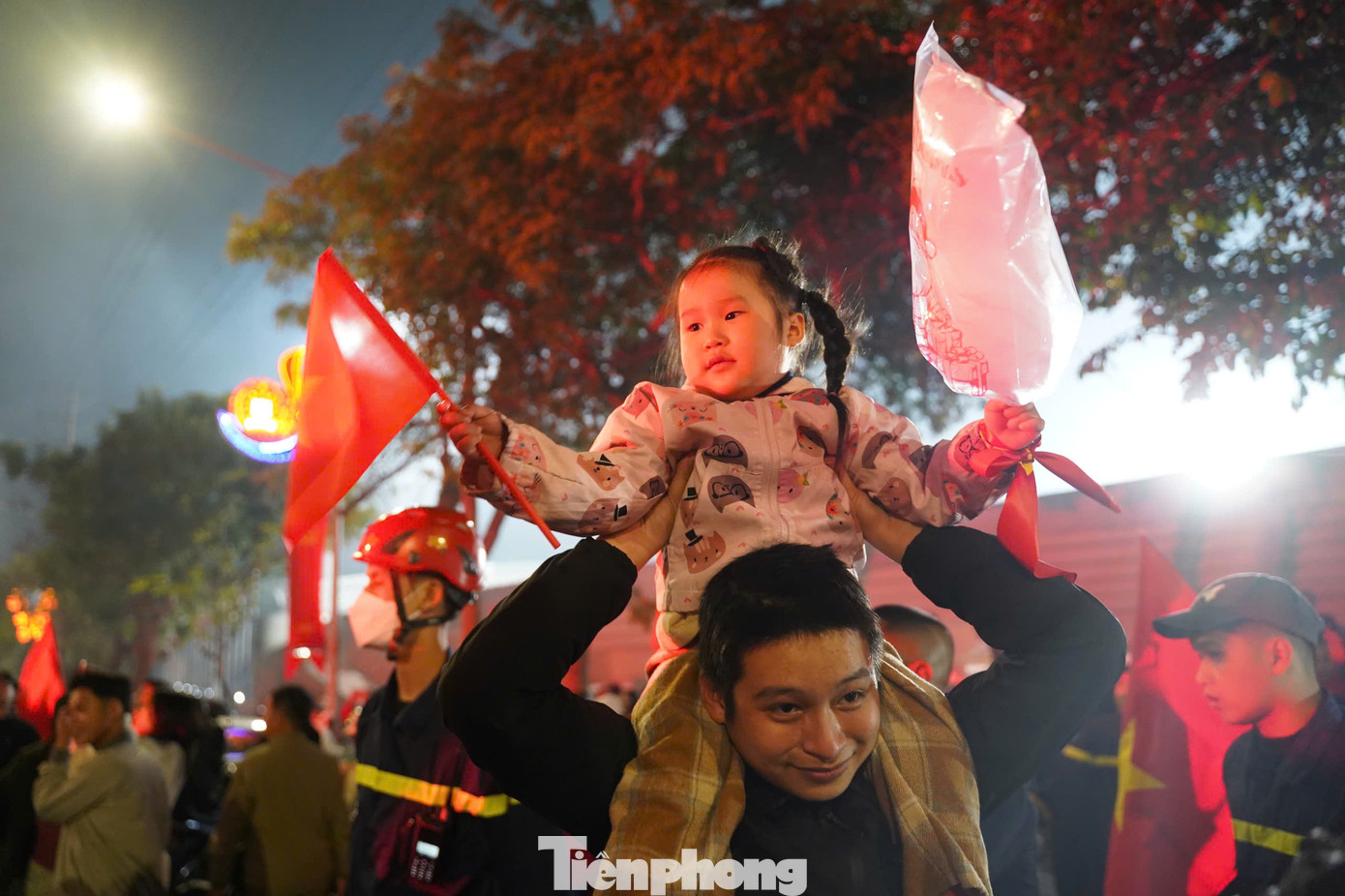 ...đến các em nhỏ với cờ Tổ quốc trên tay, tất cả chung một niềm vui chiến thắng.
