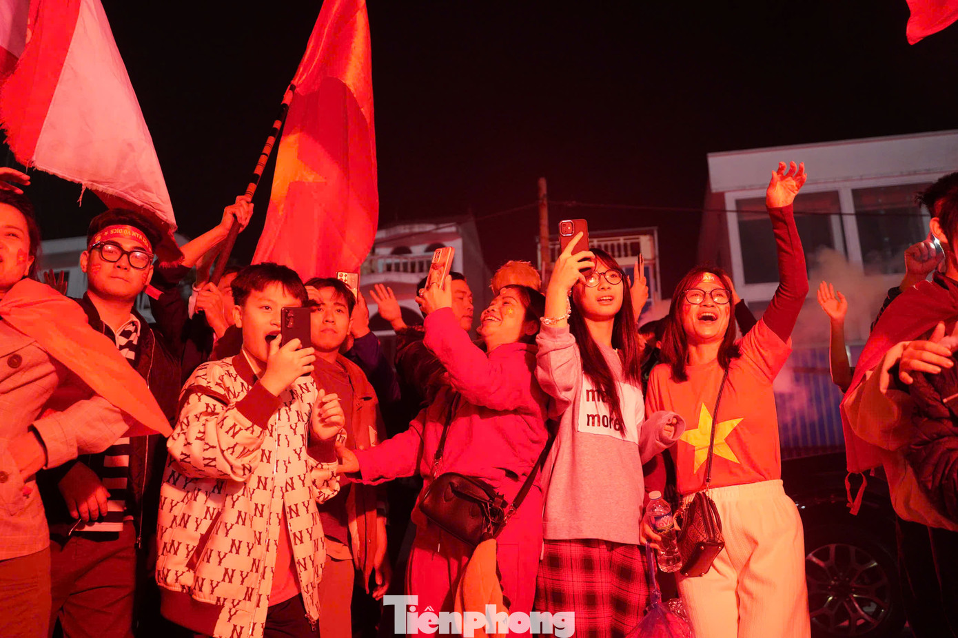 Bầu không khí lễ hội tại Việt Trì gợi nhớ đến năm 2022, khi đội U23 Việt Nam thi đấu tại đây dịp SEA Games 31. Mặc dù vậy, năm đó chung kết được rời về Mỹ Đình khiến sự sôi động giảm đi phần nào.