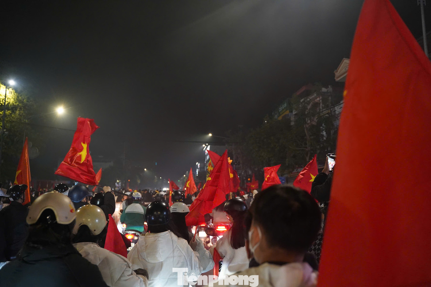 Không ai muốn ở nhà vào thời điểm này. Tất cả tiến ra đường, không quên mang theo quốc kỳ.